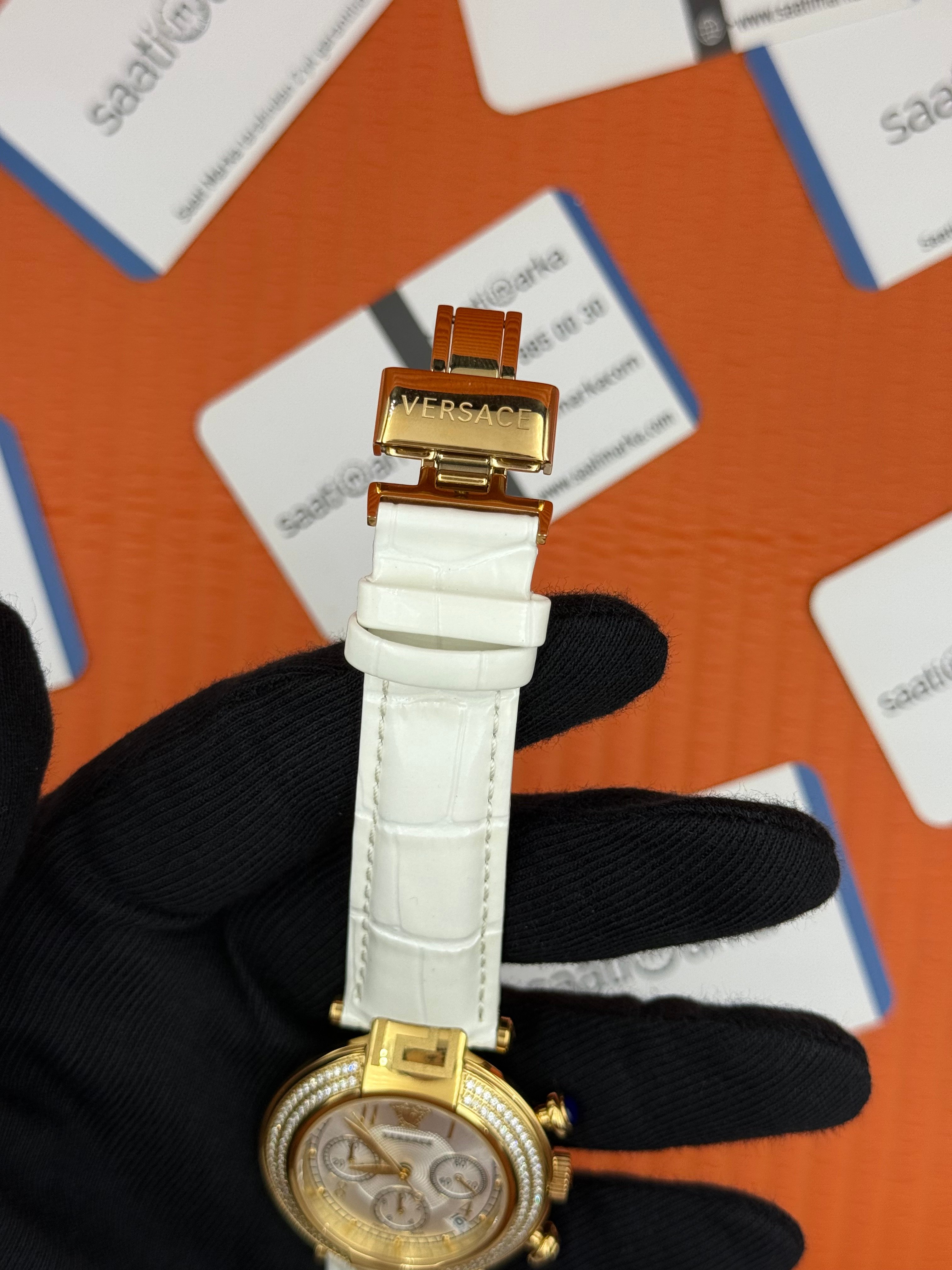 VERSACE taşlı bezel beyaz kadran beyaz deri kordon gold kasa kadın kol saati