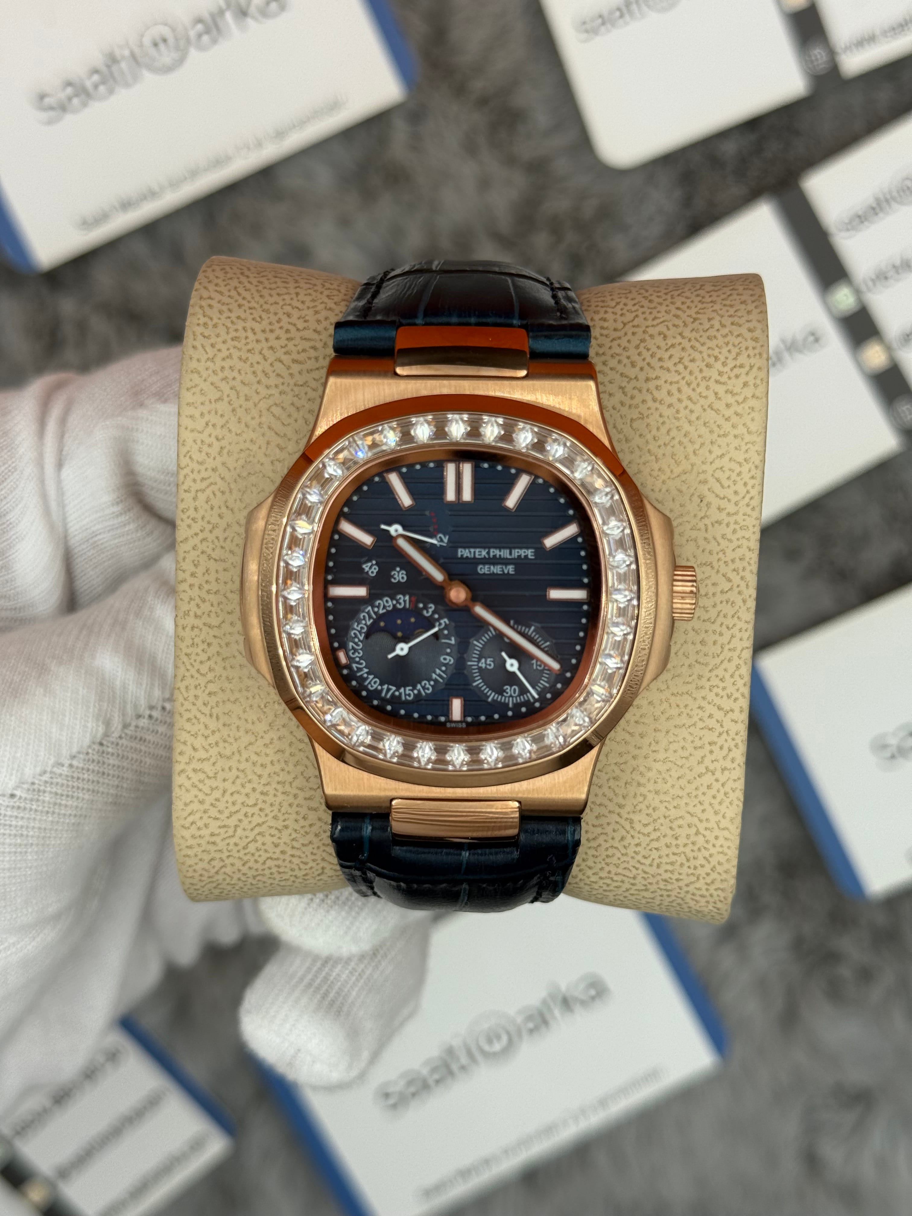 PATEK PHİLİPPE nautilus moontphase 5712 taşlı bezel lacivert kadran lacivert deri kordon rose kasa 40mm erkek kol saati