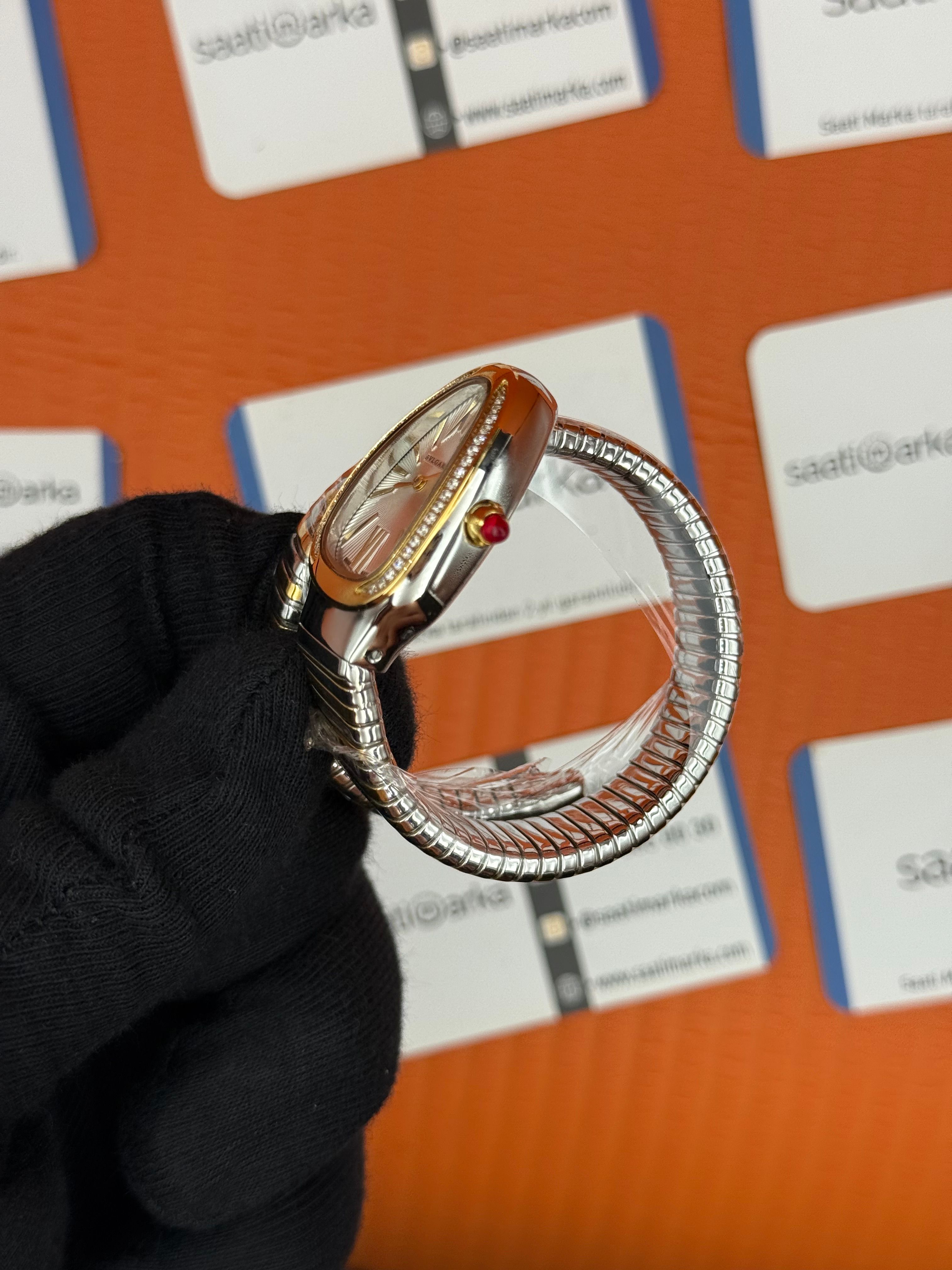 BVLGARİ serpenti tek sarma gold silver kordon taşlı bezel  beyaz kadran kadın kol saati