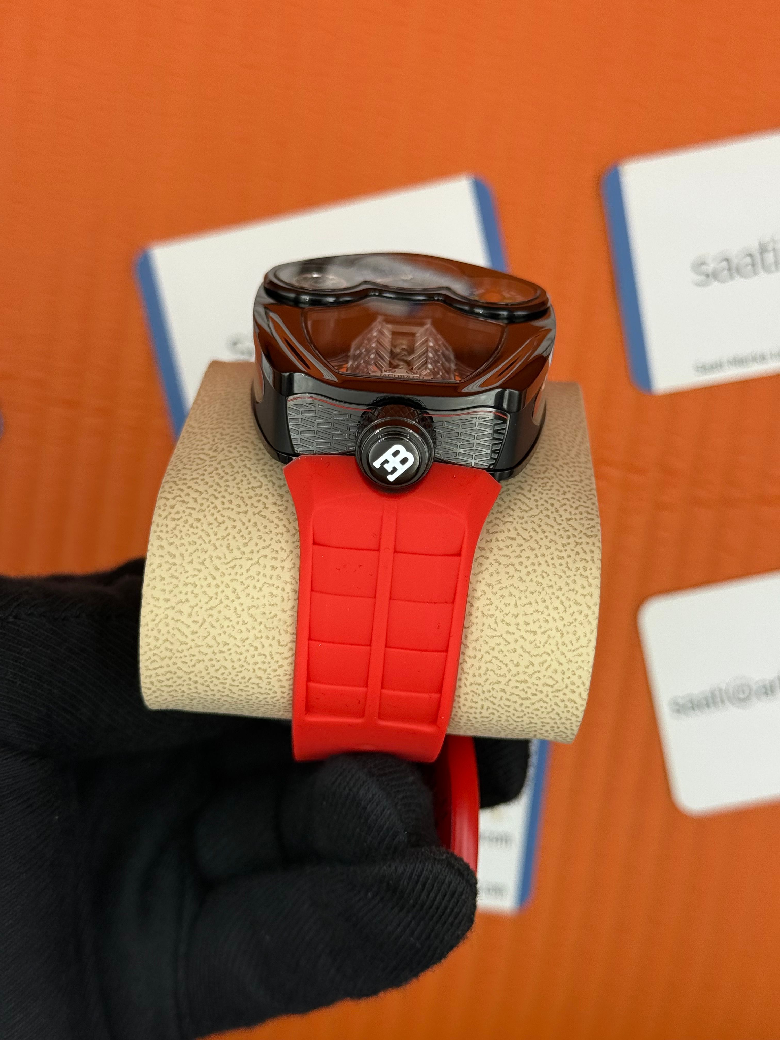 JACOB&CO BUGATTI turbillon kadran siyah kasa kırmızı kauçuk kordon 
