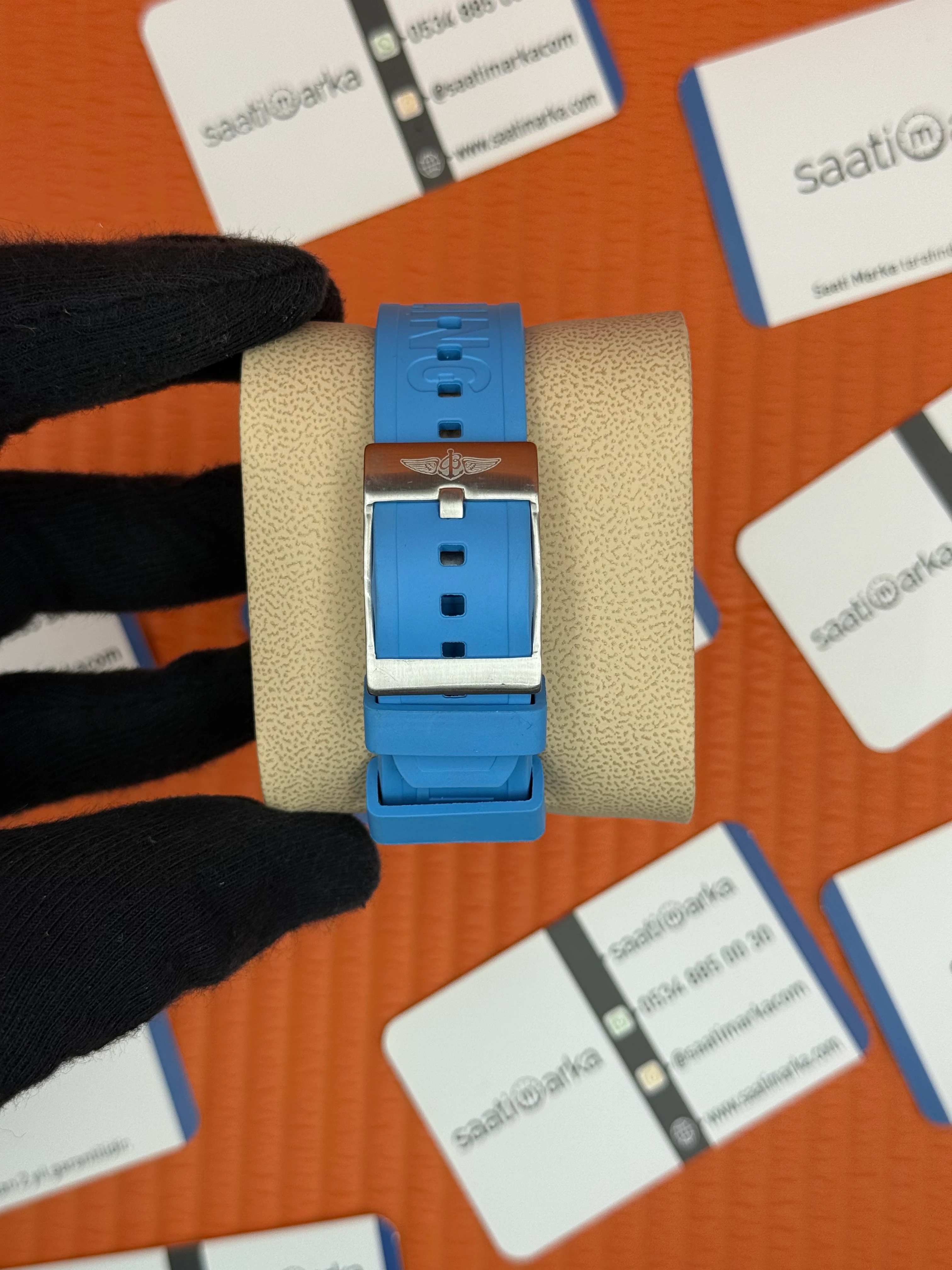 BREITLING Endurance mavi kauçuk kordon siyah kadran çelik kasa