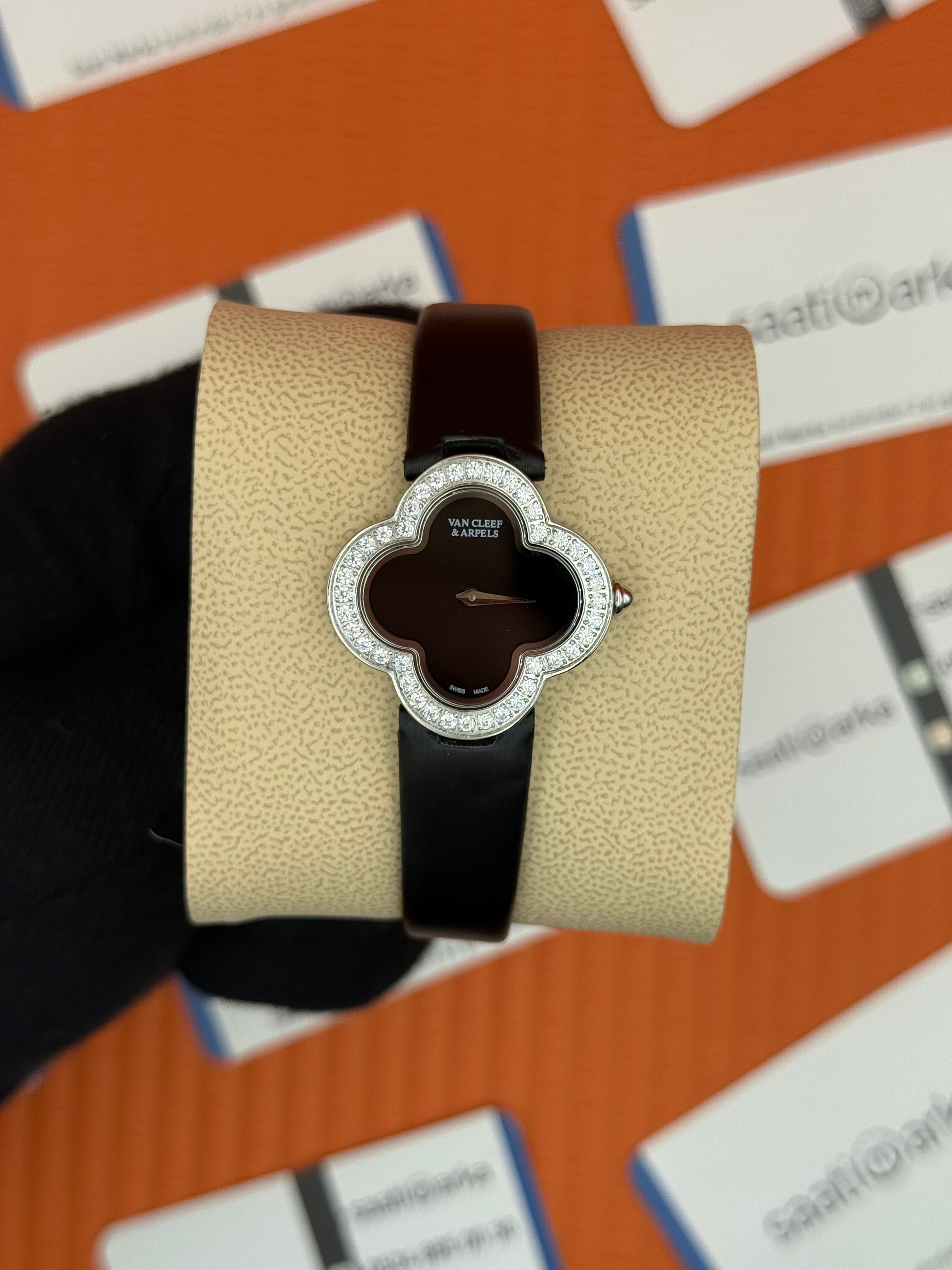 VAN CLEEF siyah kadran taşlı bezel deri kordon kadın kol saati 