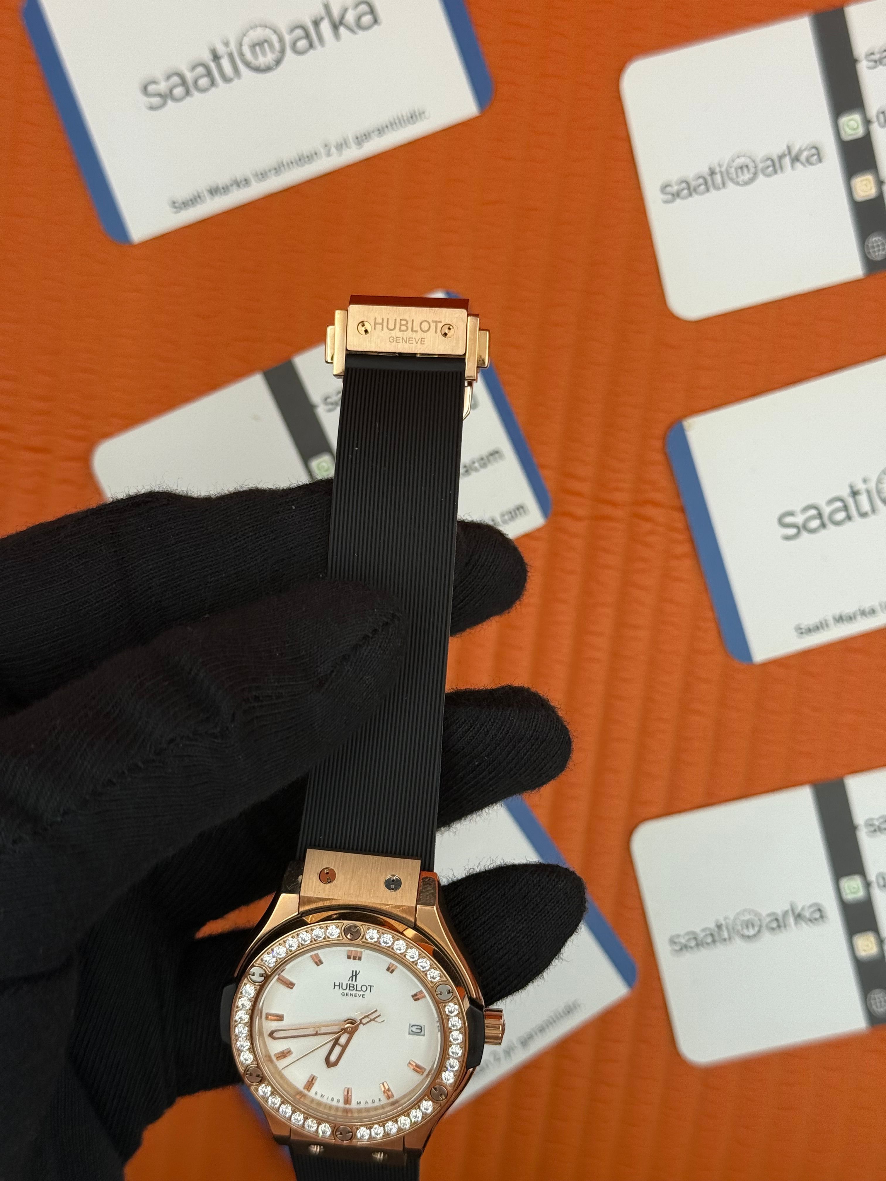 HUBLOT taşlı bezel rose kasa beyaz kadran siyah kauçuk kordon kadın kol saati