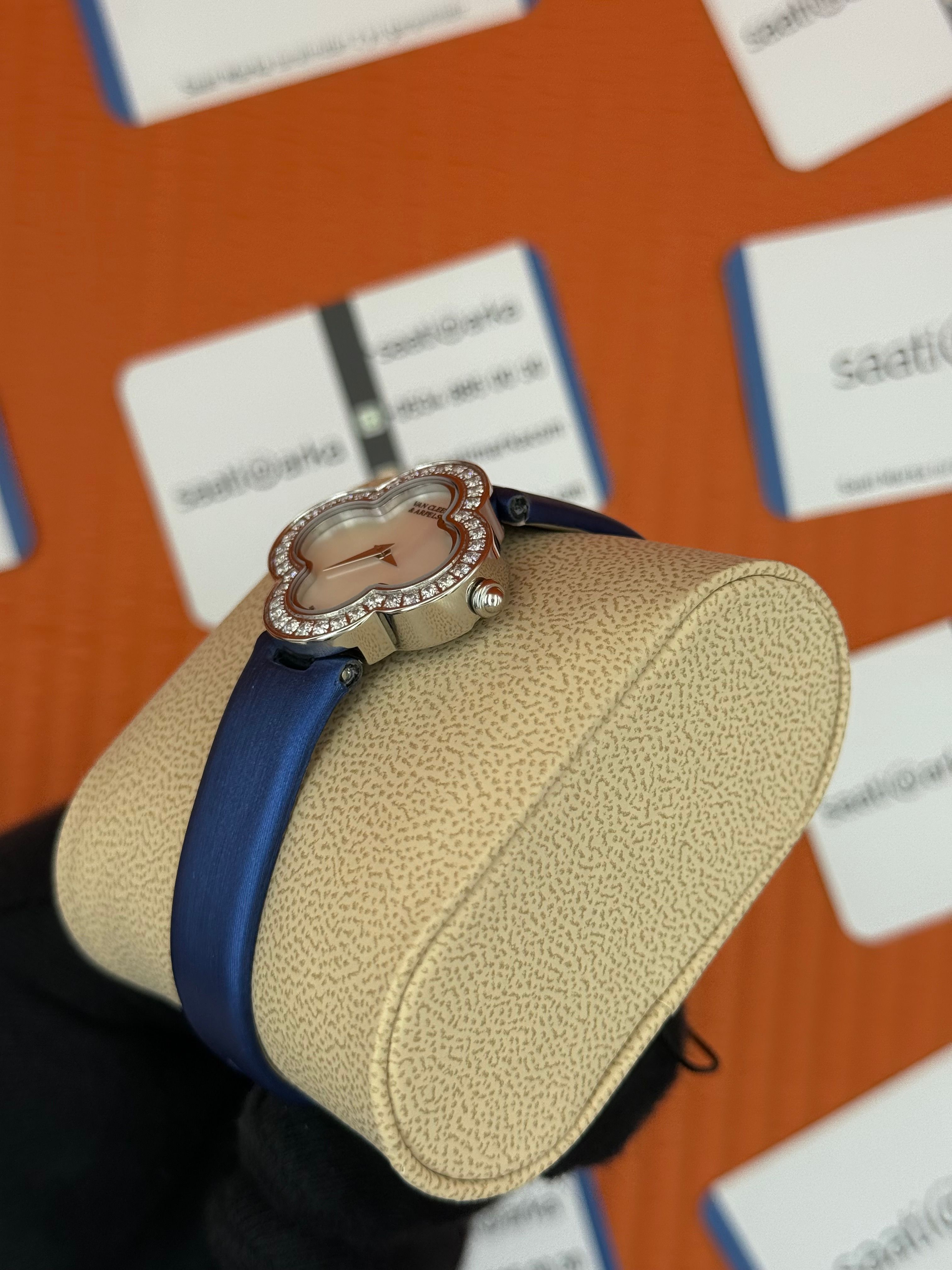 VAN CLEEF beyaz kadran mavi deri kordon silver kasa taşlı bezel kadın kol saati