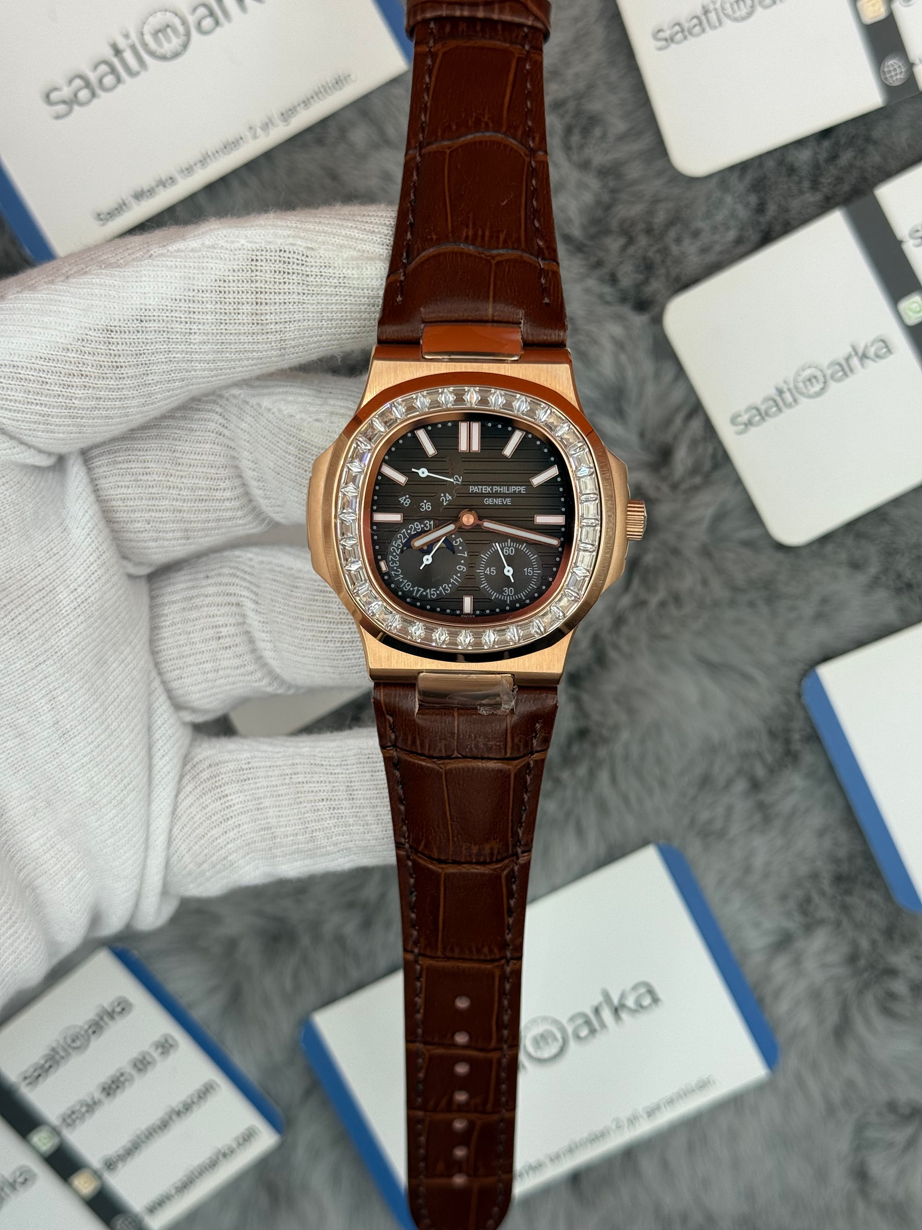 PATEK PHİLİPPE nautilus moontphase 5712 taşlı bezel kahverengi kadran kahverengi deri korodon 40mm erkek kol saati