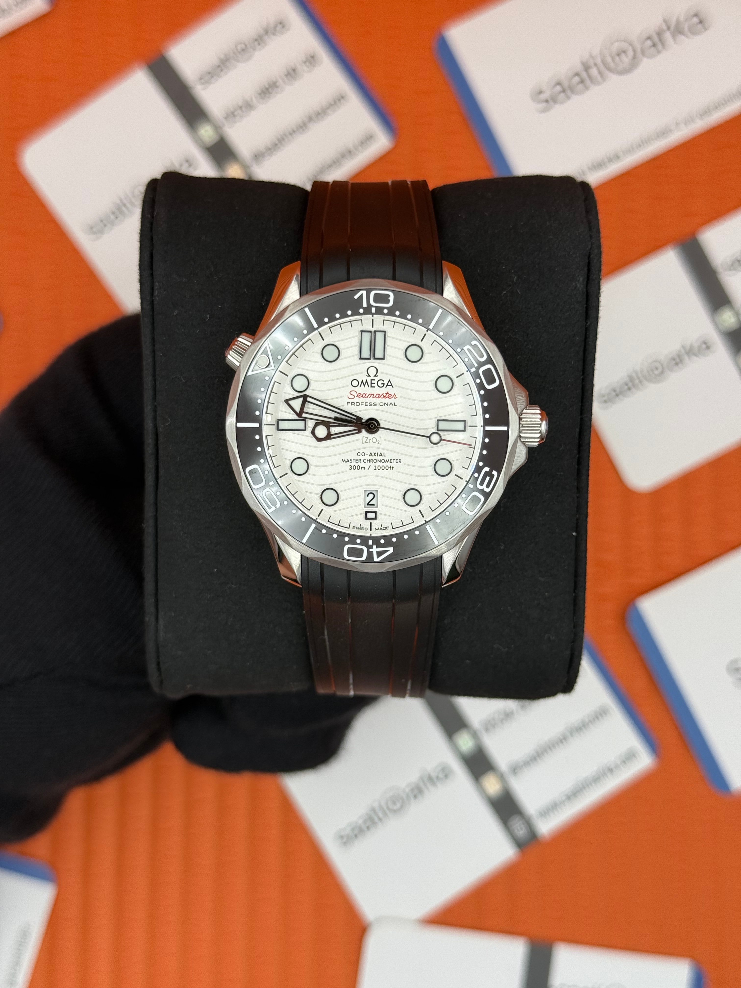 OMEGA SEAMASTER SİYAH KORDON BEYAZ KADRAN