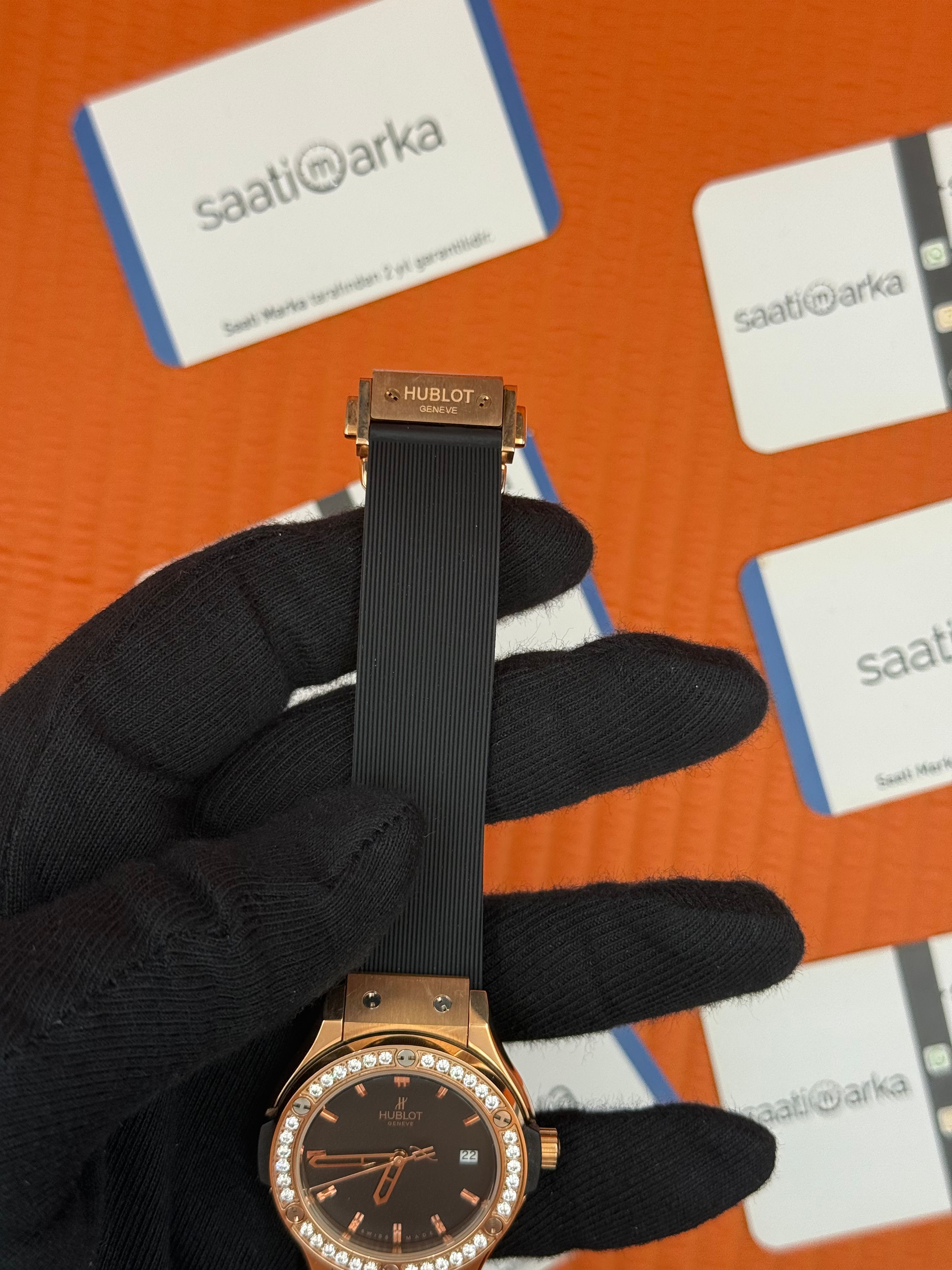 HUBLOT taşlı bezel rose kasa siyah kadran siyah kauçuk kordon kadın kol saati