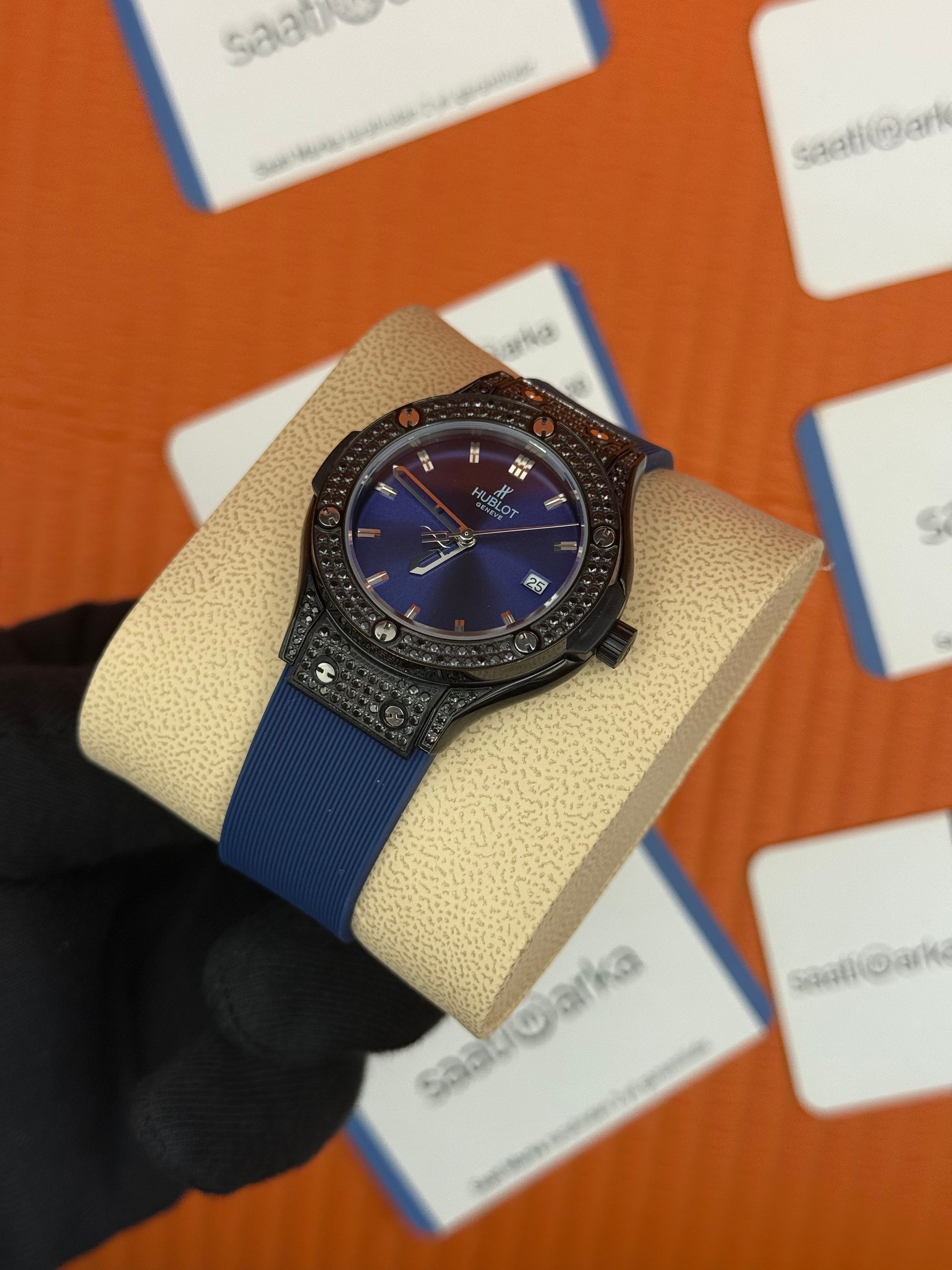 HUBLOT taşlı bezel siyah kasa mavi kadran mavi kauçuk kordon kadın kol saati