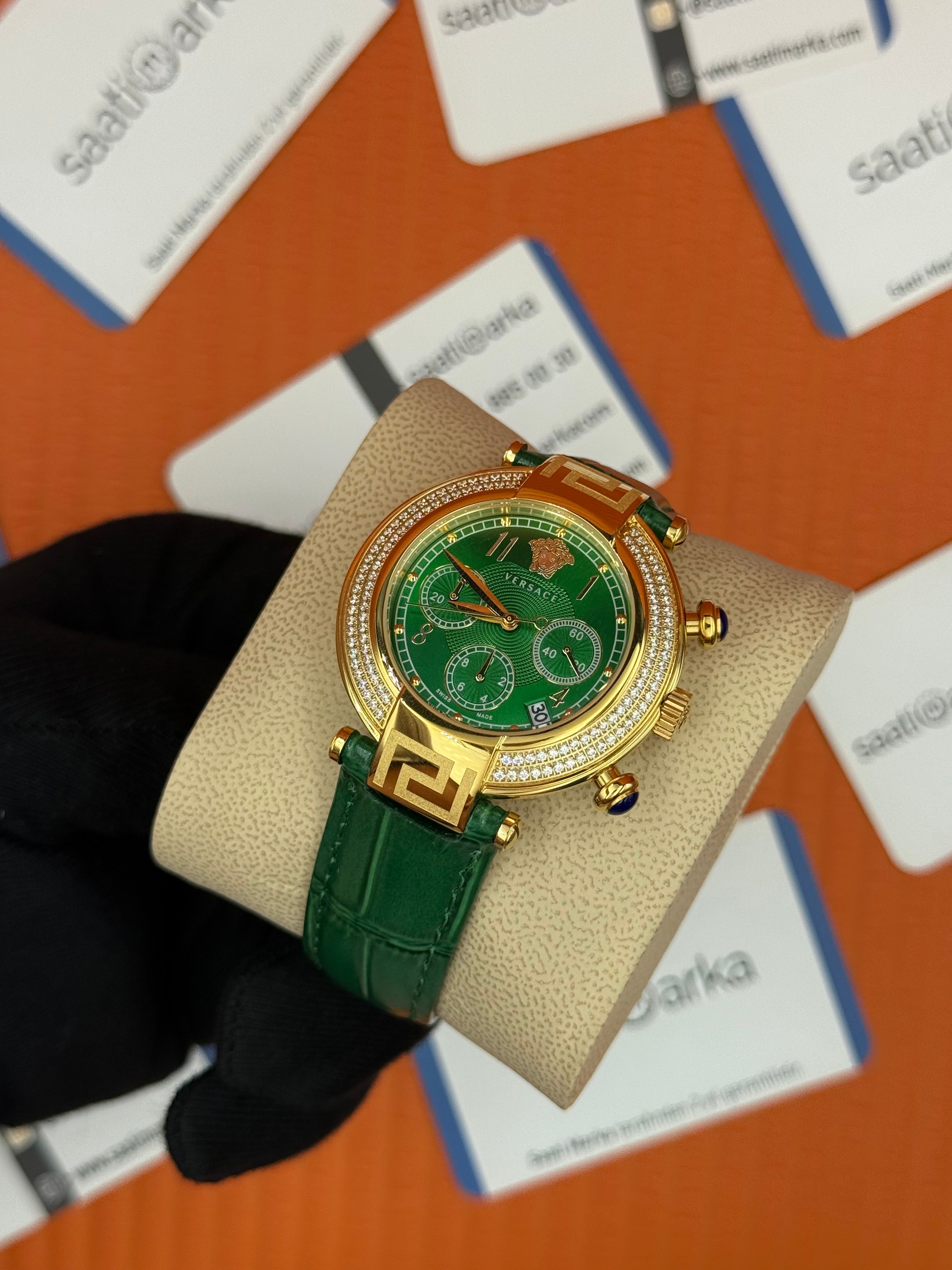 VERSACE taşlı bezel yeşil kadran yeşil deri kordon gold kasa kadın kol saati