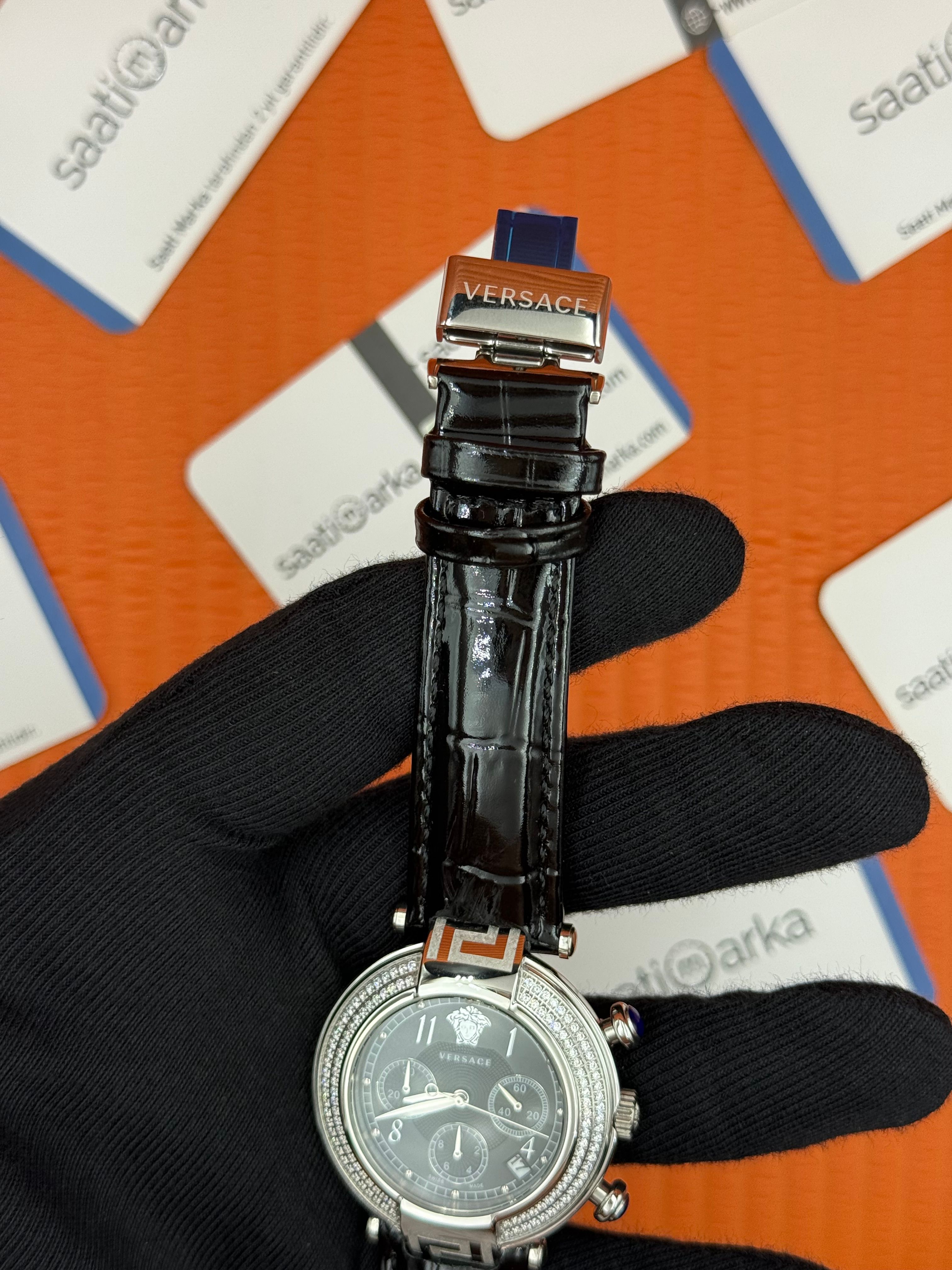 VERSACE taşlı bezel siyah kadran siyah deri kordon silver kasa kadın kol saati