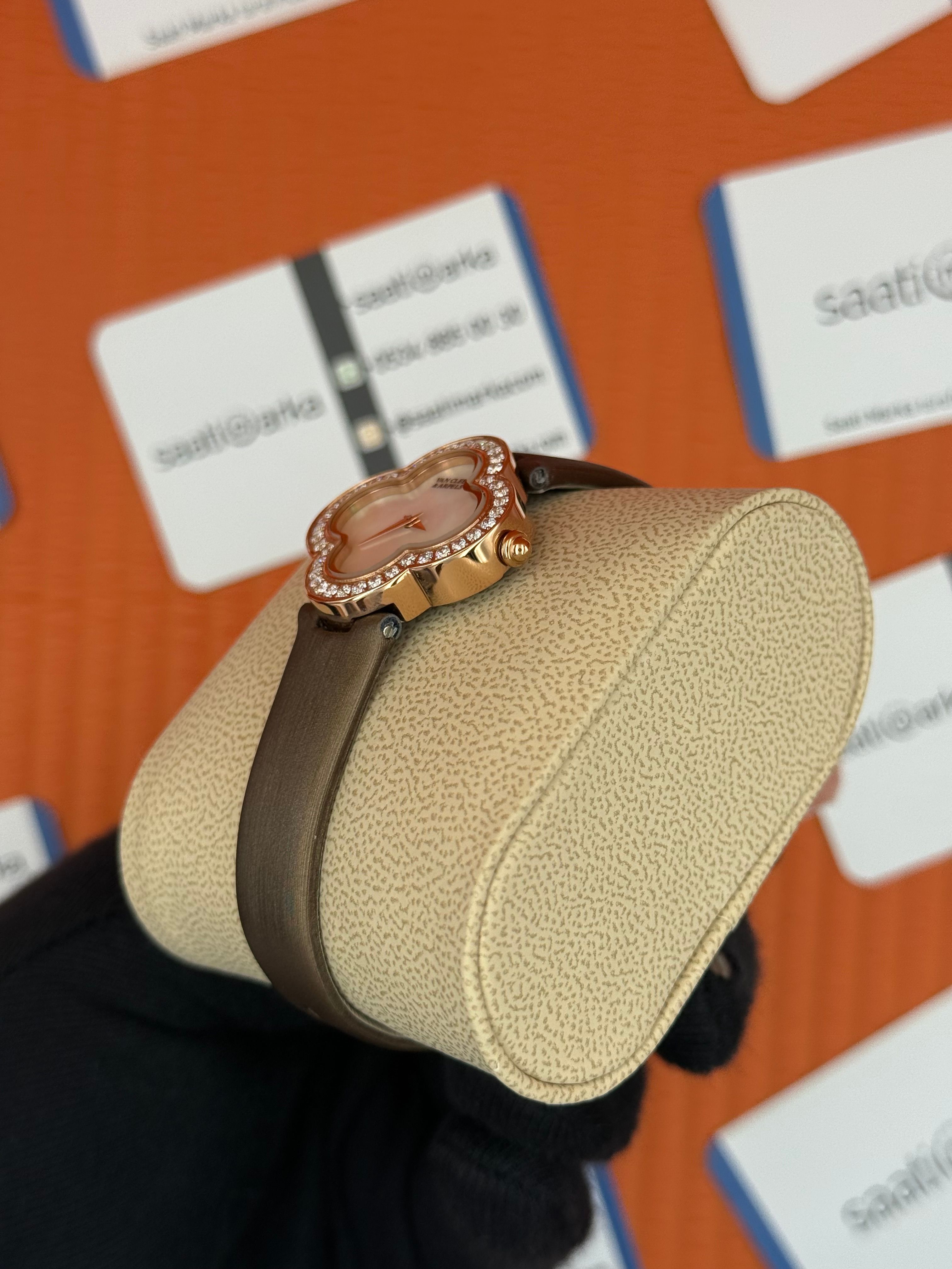 VAN CLEEF beyaz kadran kahverengi deri kordon taşlı bezel kadın kol saati