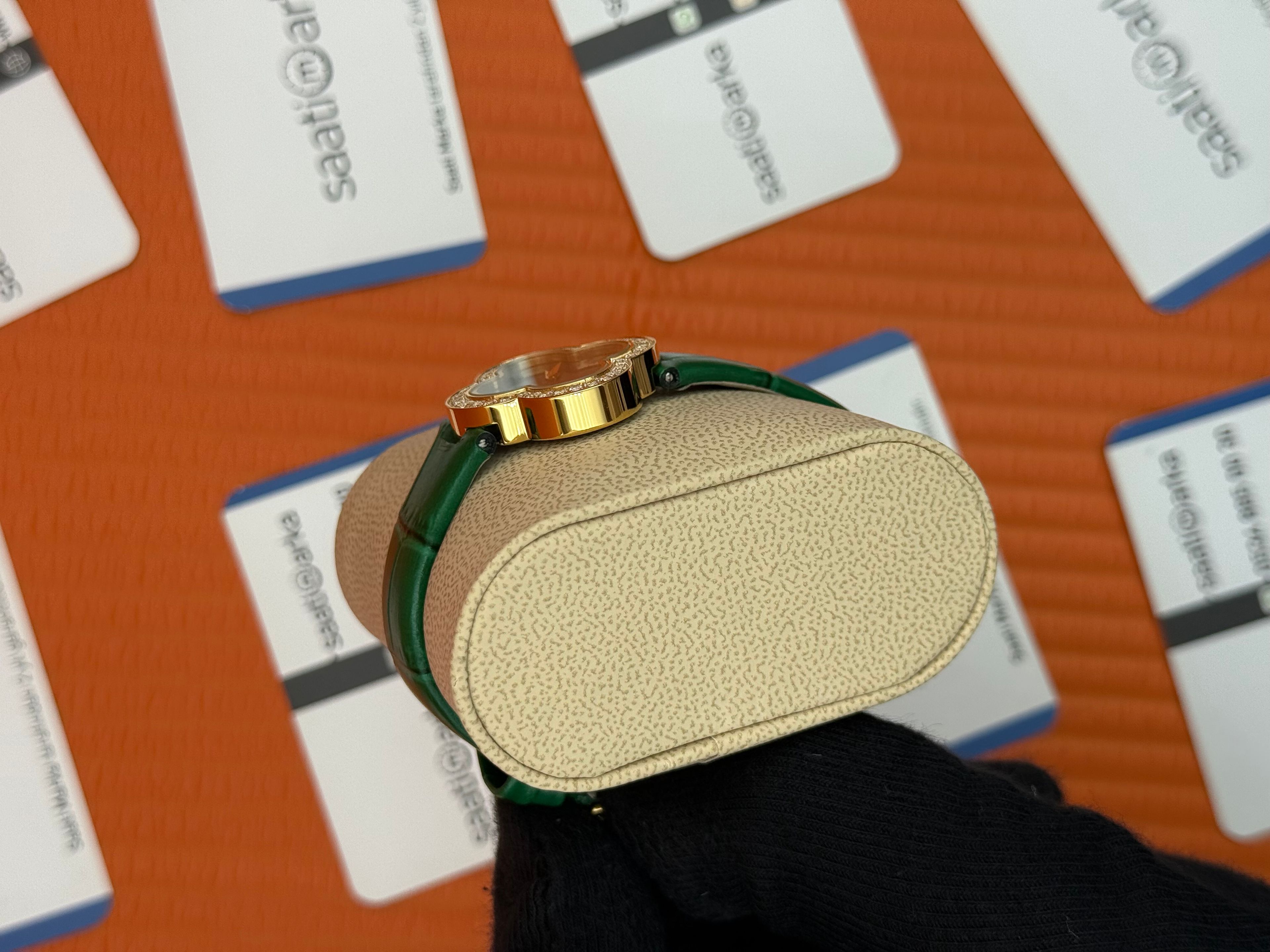 VAN CLEEF yeşil kadran yeşil deri kordon gold kasa taşlı bezel kadın kol saati