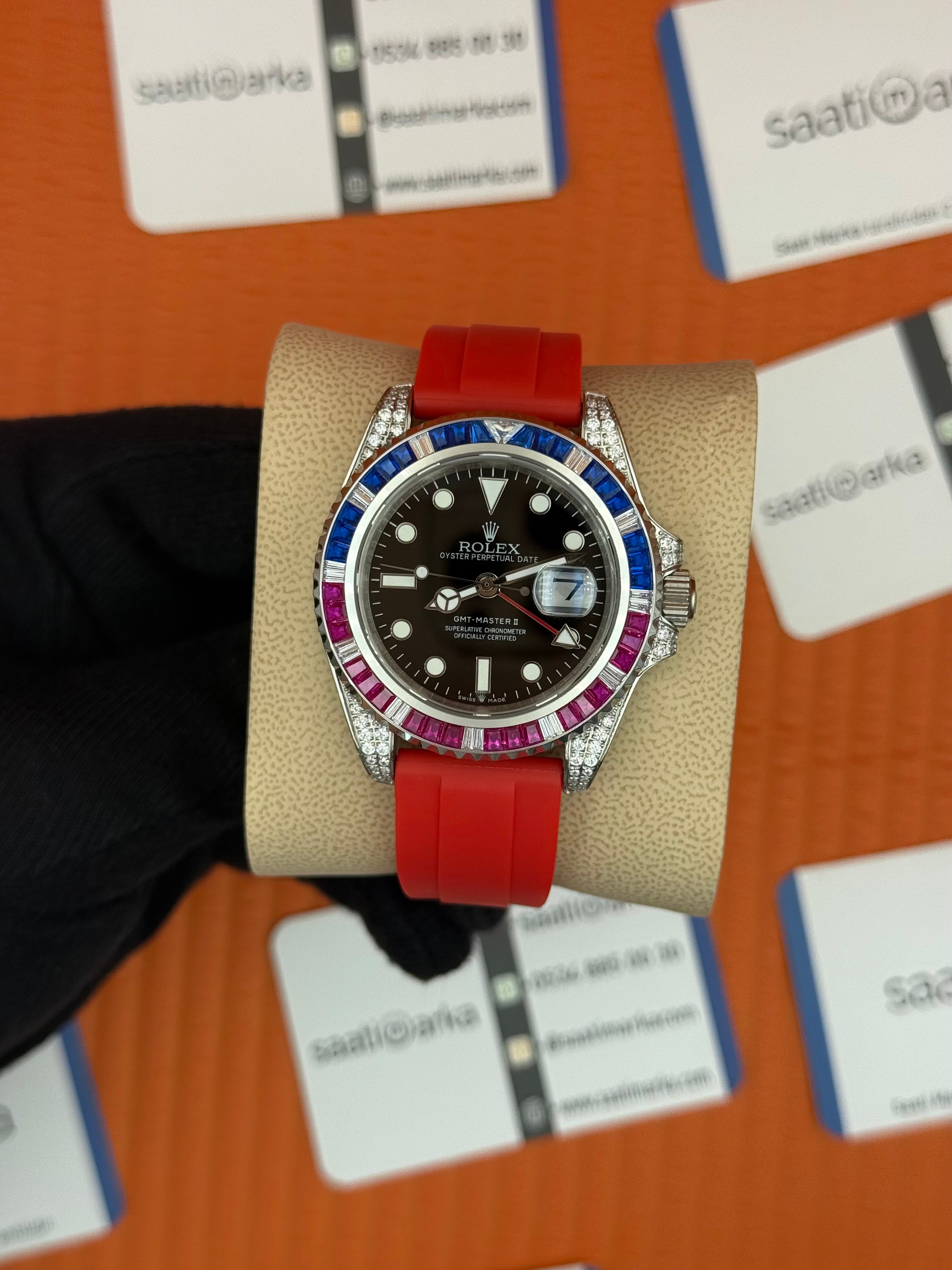ROLEX GMT Master taşlı bezel siyah kadran kırmızı kauçuk kordon