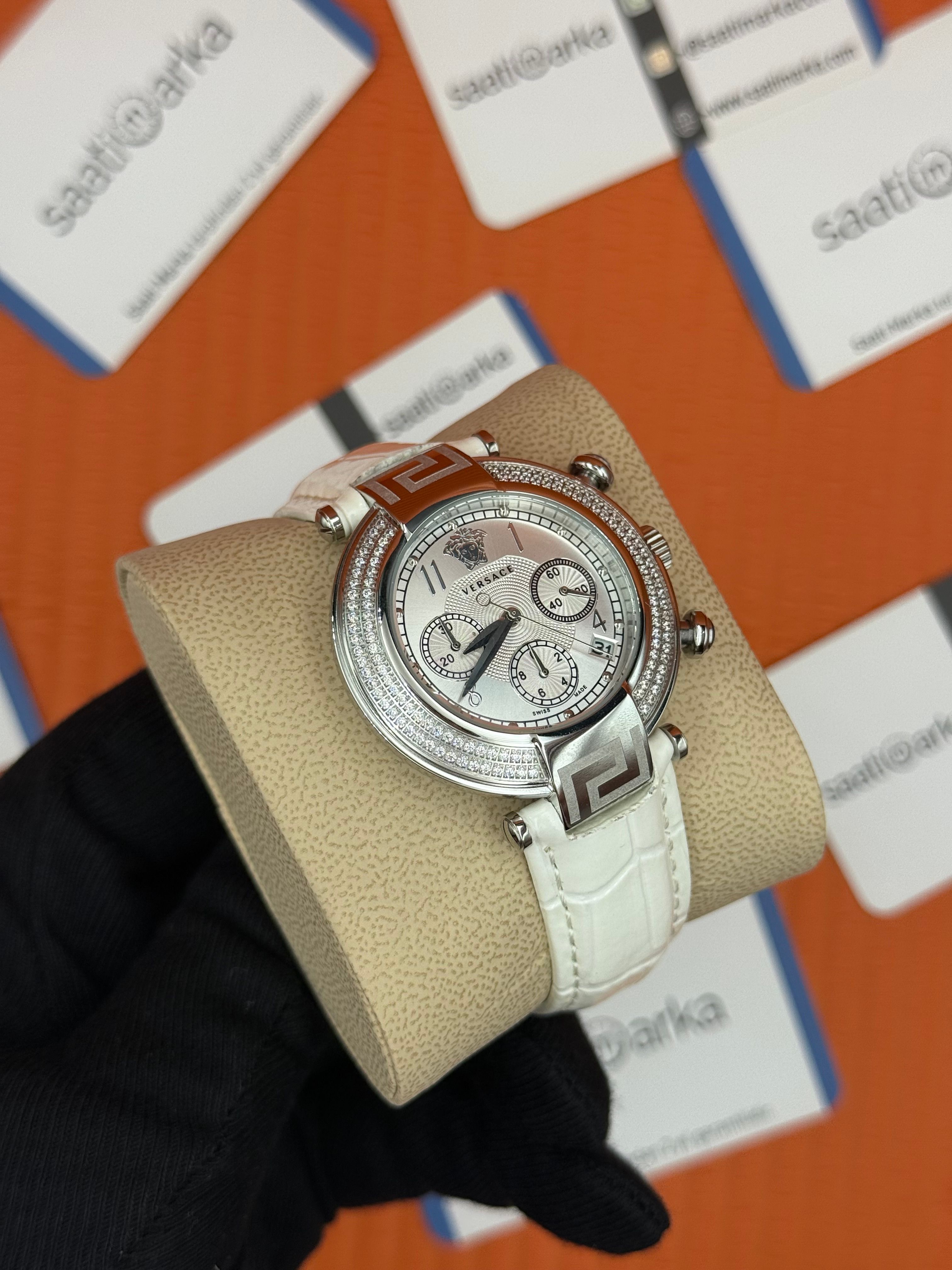 VERSACE taşlı bezel beyaz kadran beyaz deri kordon silver kasa kadın kol saati