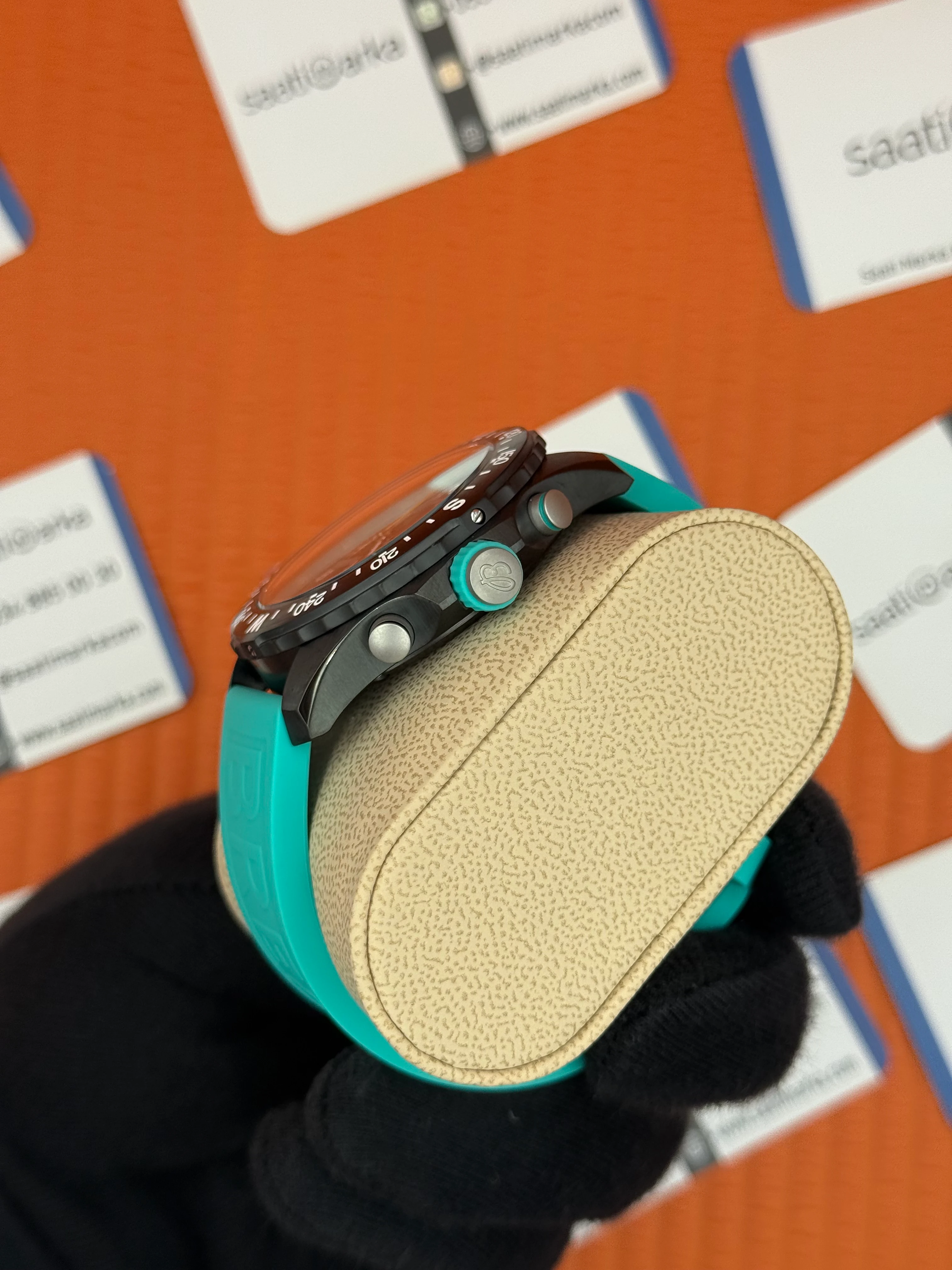 BREITLING Endurance turkuaz kauçuk kordon siyah kadran çelik kasa