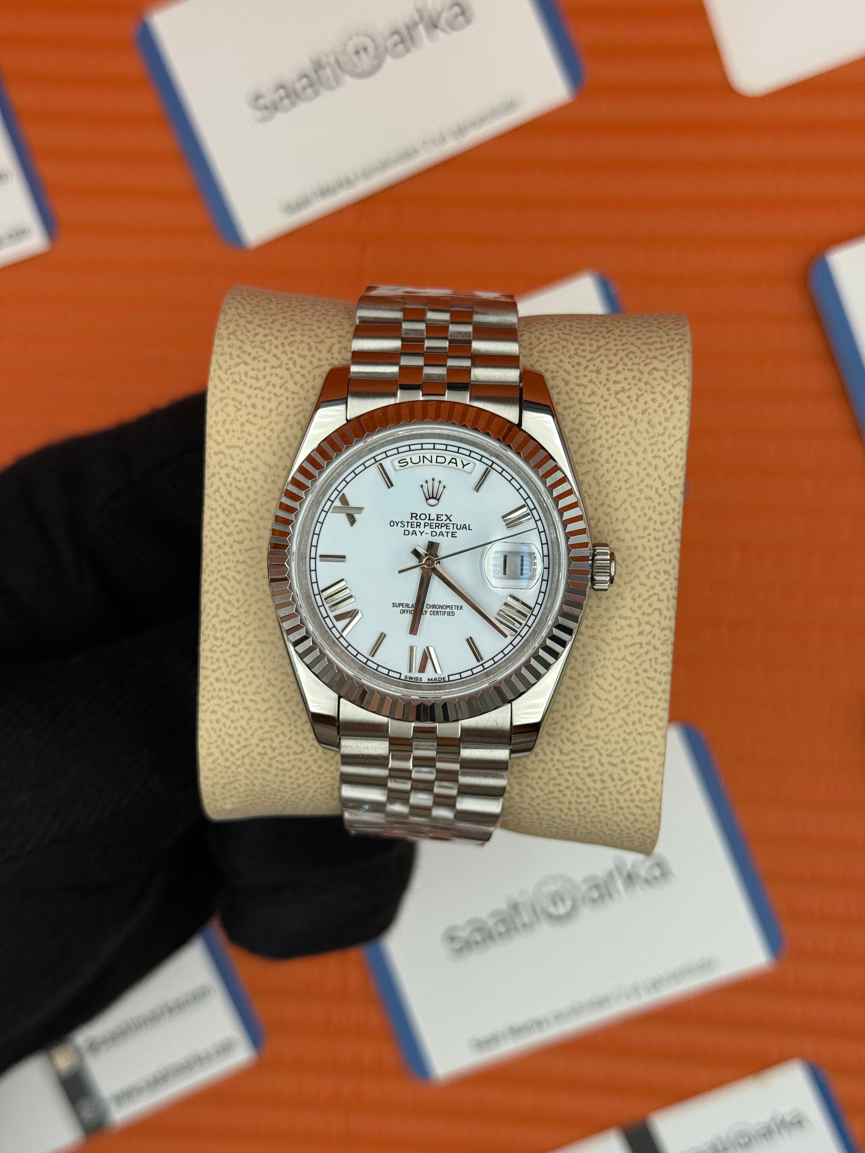 ROLEX Day Date roma rakamlı beyaz kadran silver jubilee kordon