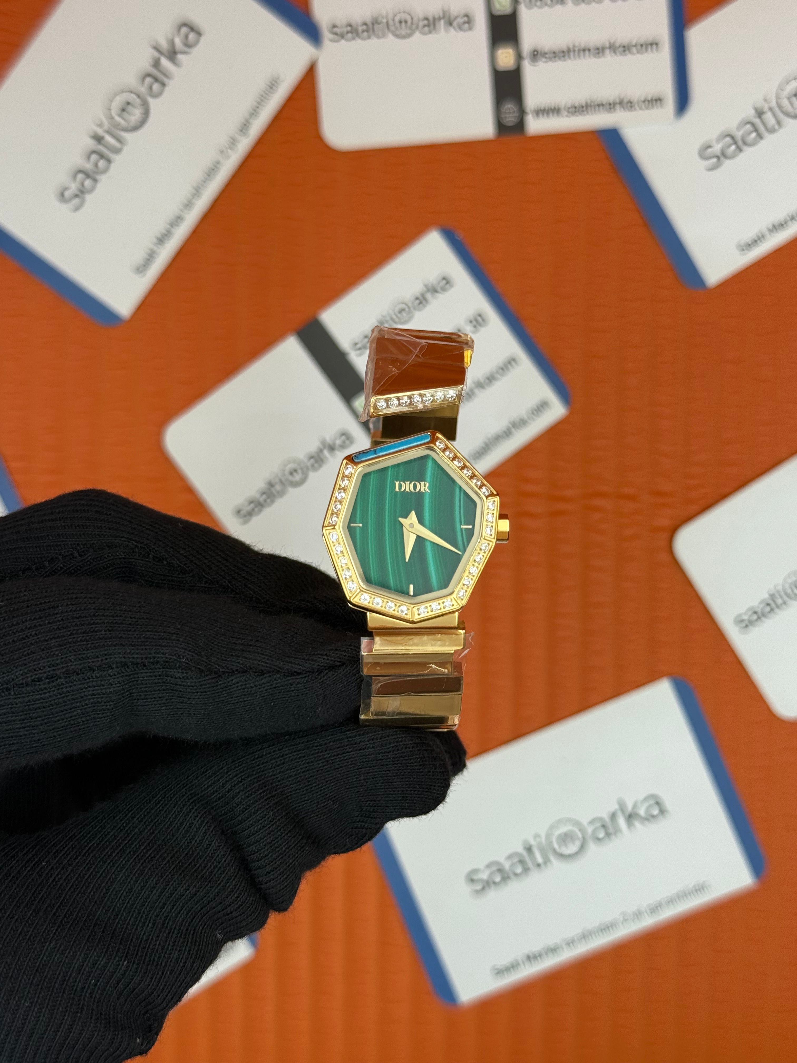 DİOR taşlı bezel yeşil kadran gold kasa kordon kadın kol saati