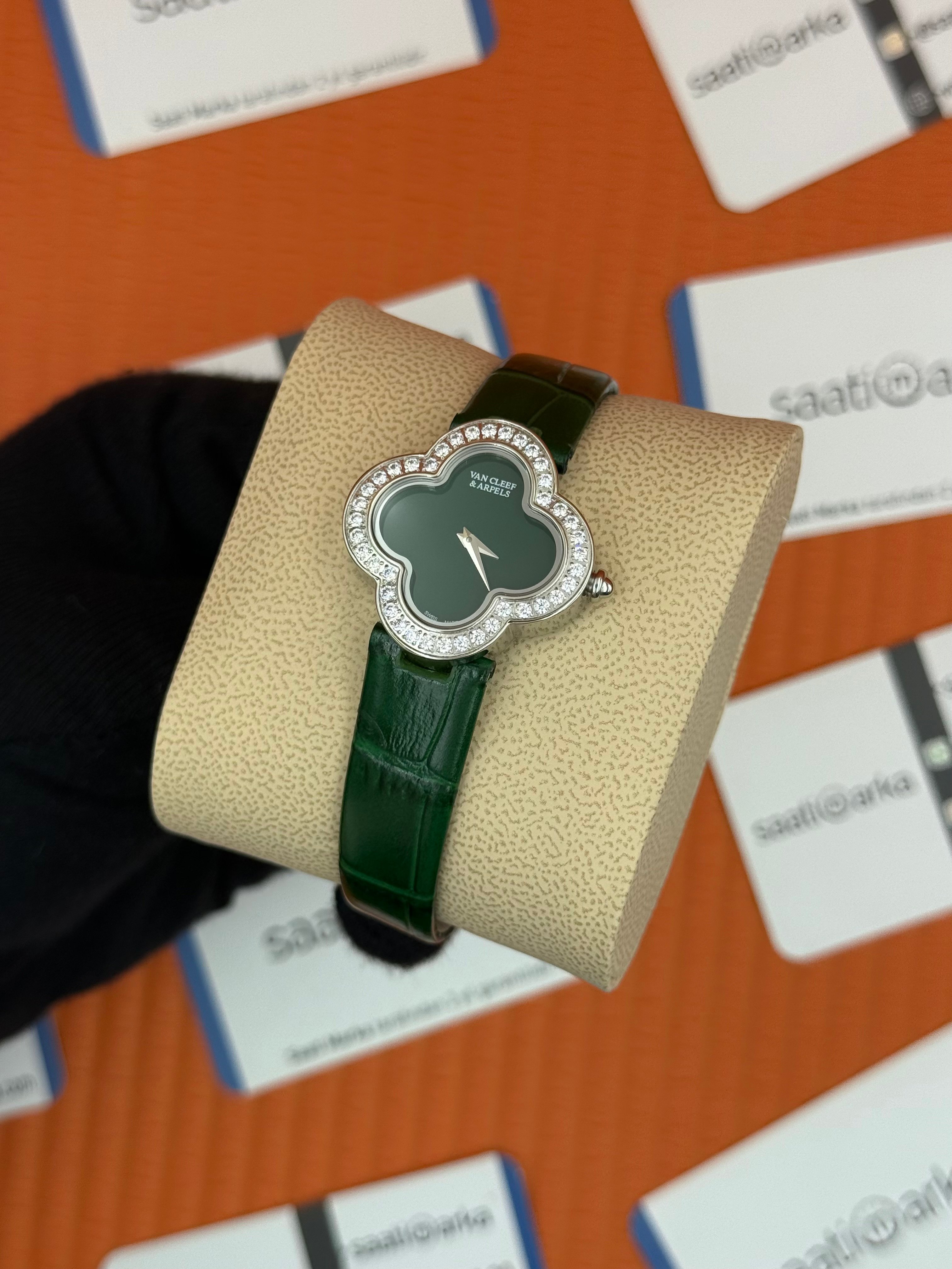 VAN CLEEF yeşil kadran yeşil deri kordon taşlı bezel silver kasa kadın kol saati