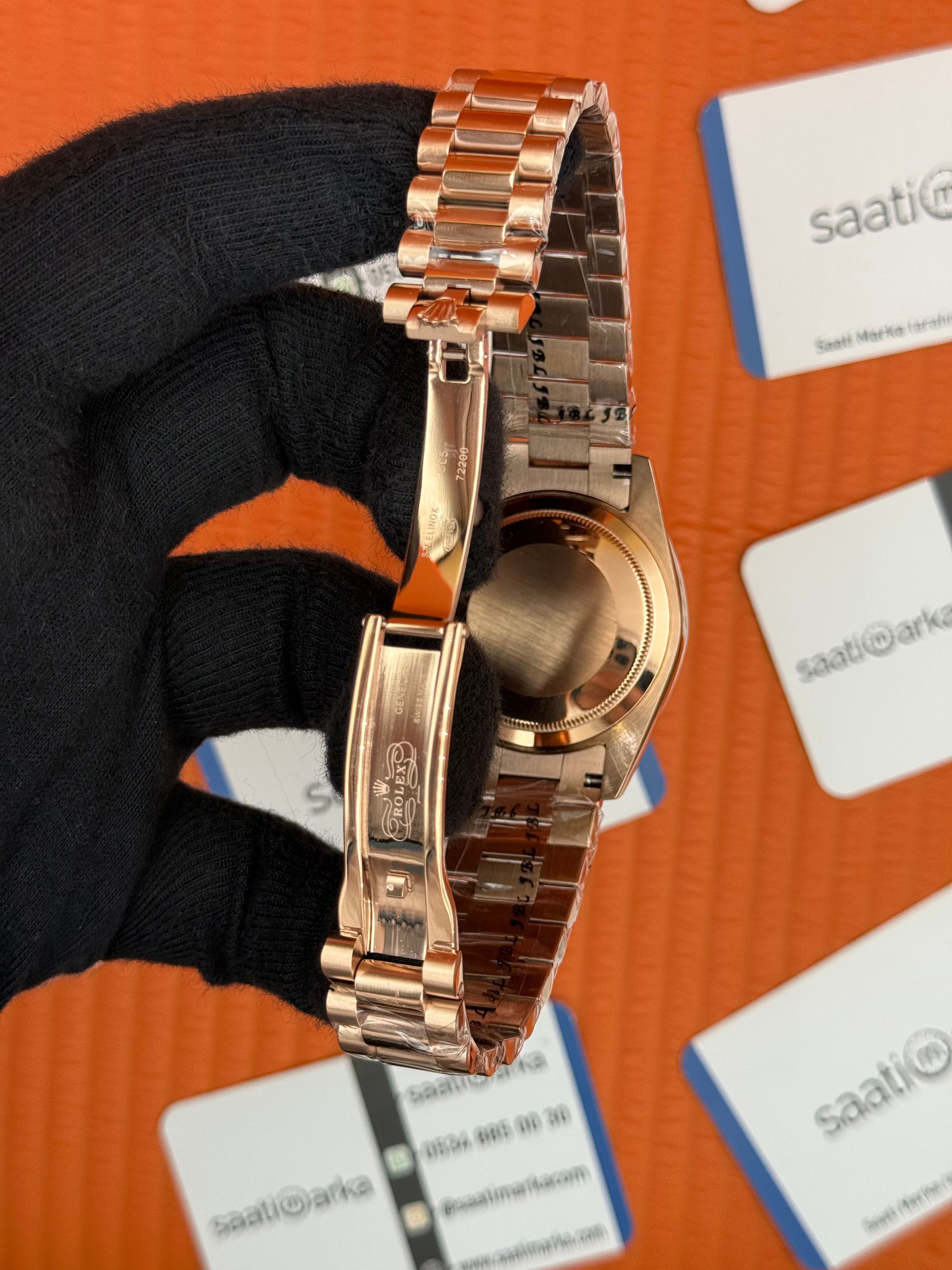 ROLEX Day Date roma rakamlı yeşil kadran rose kasa-kordon oyster