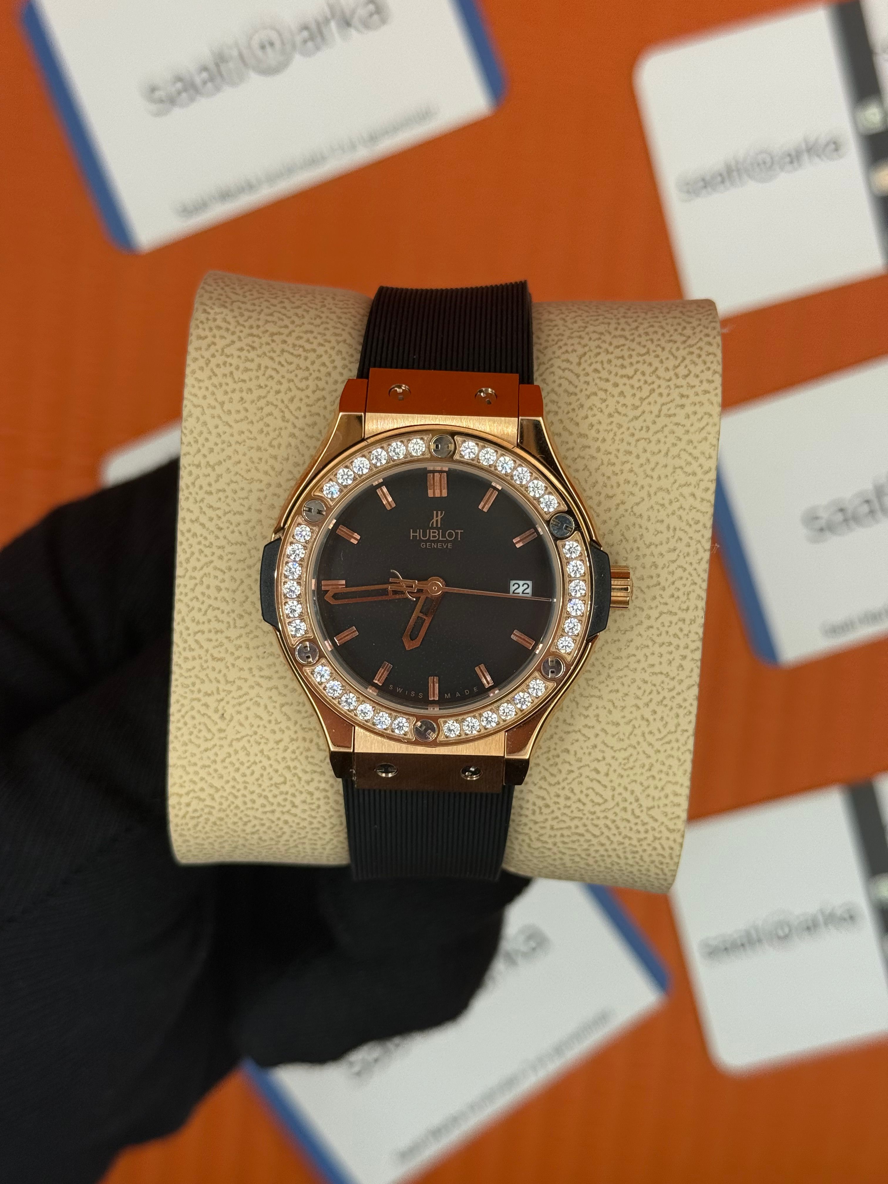HUBLOT taşlı bezel rose kasa siyah kadran siyah kauçuk kordon kadın kol saati