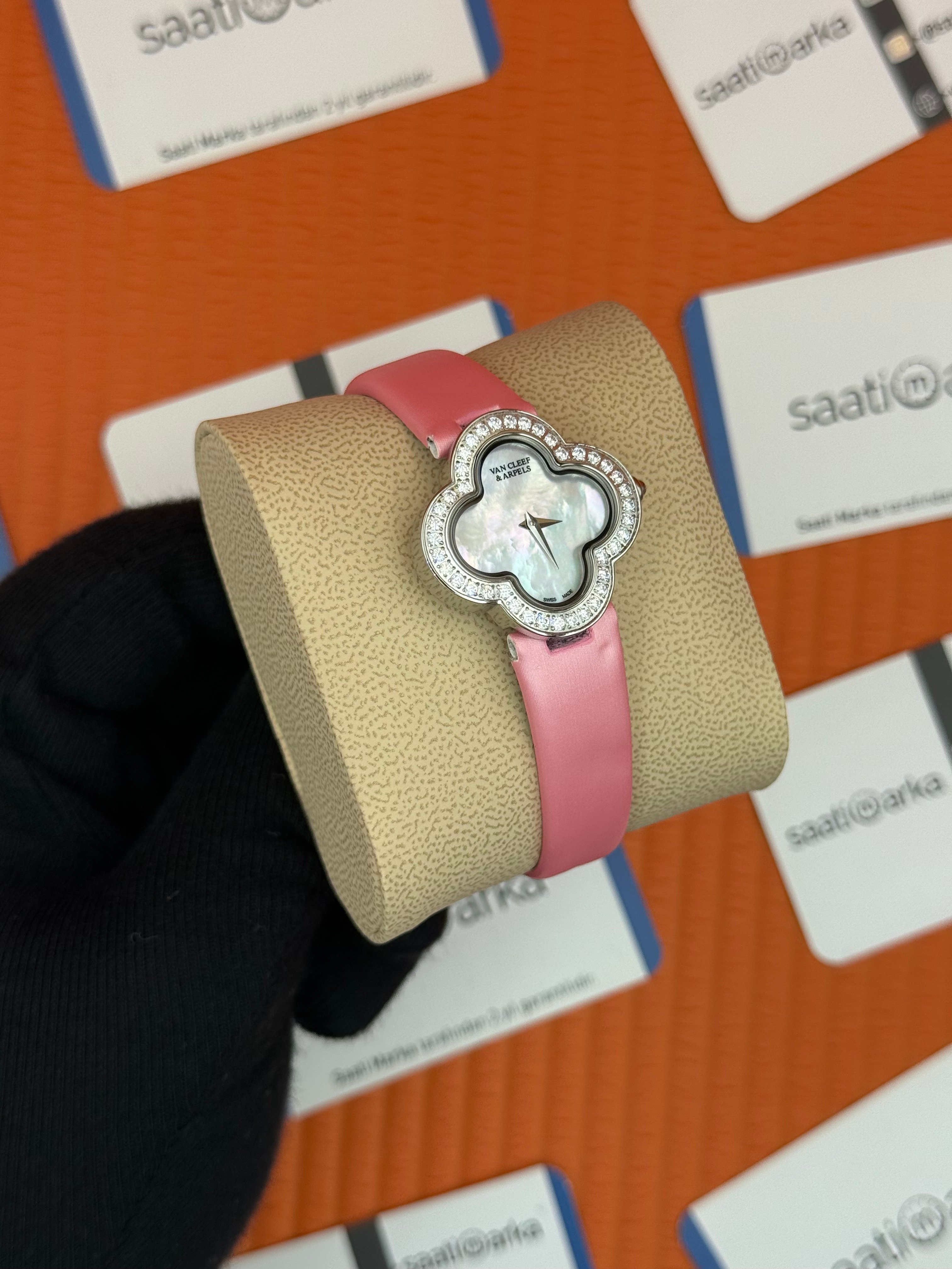 VAN CLEEF beyaz kadran pembe deri kordon taşlı bezel kadın kol saati