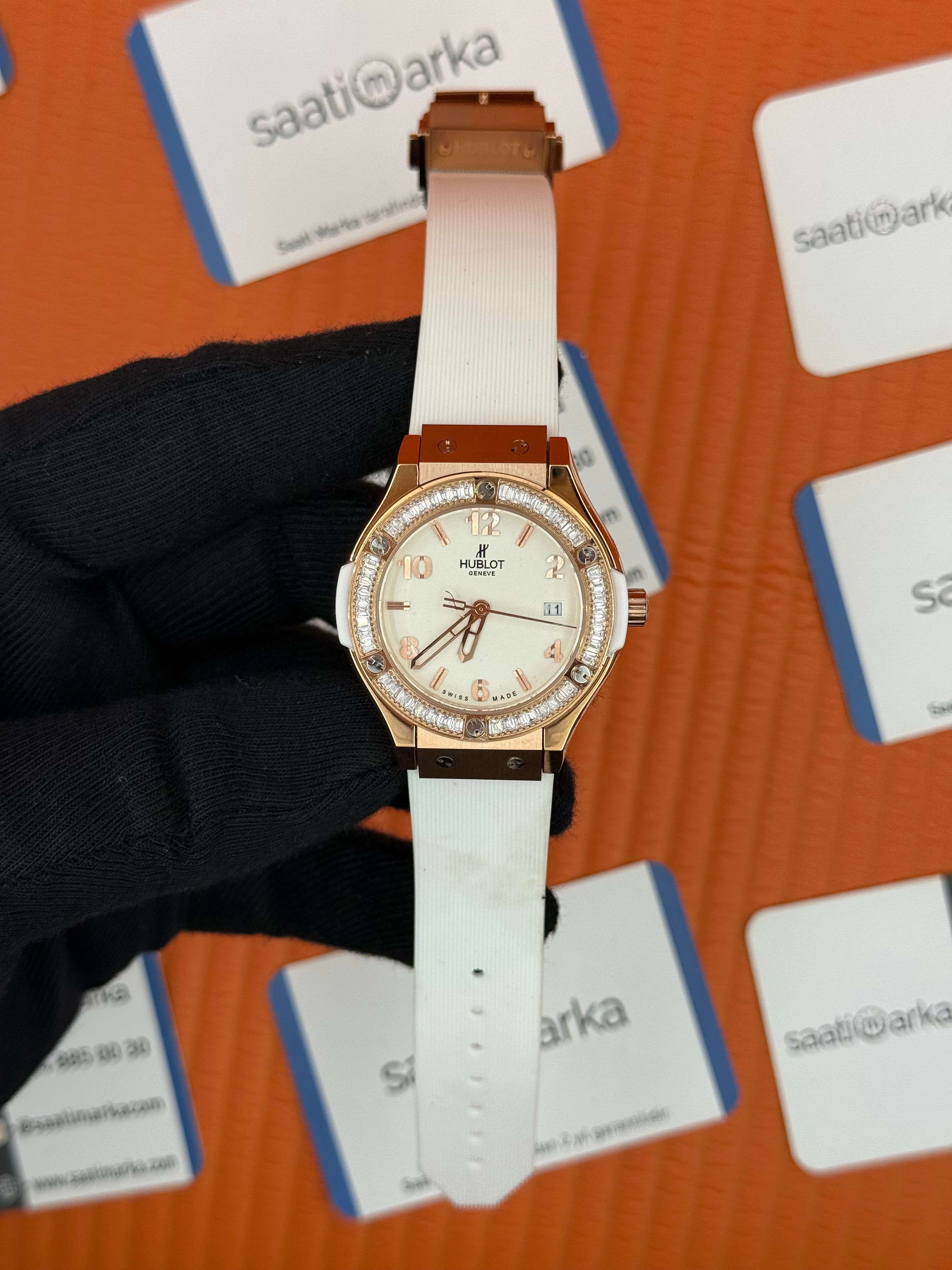 HUBLOT taşlı bezel beyaz kadran rose kasa beyaz kauçuk kordon kadın kol saati