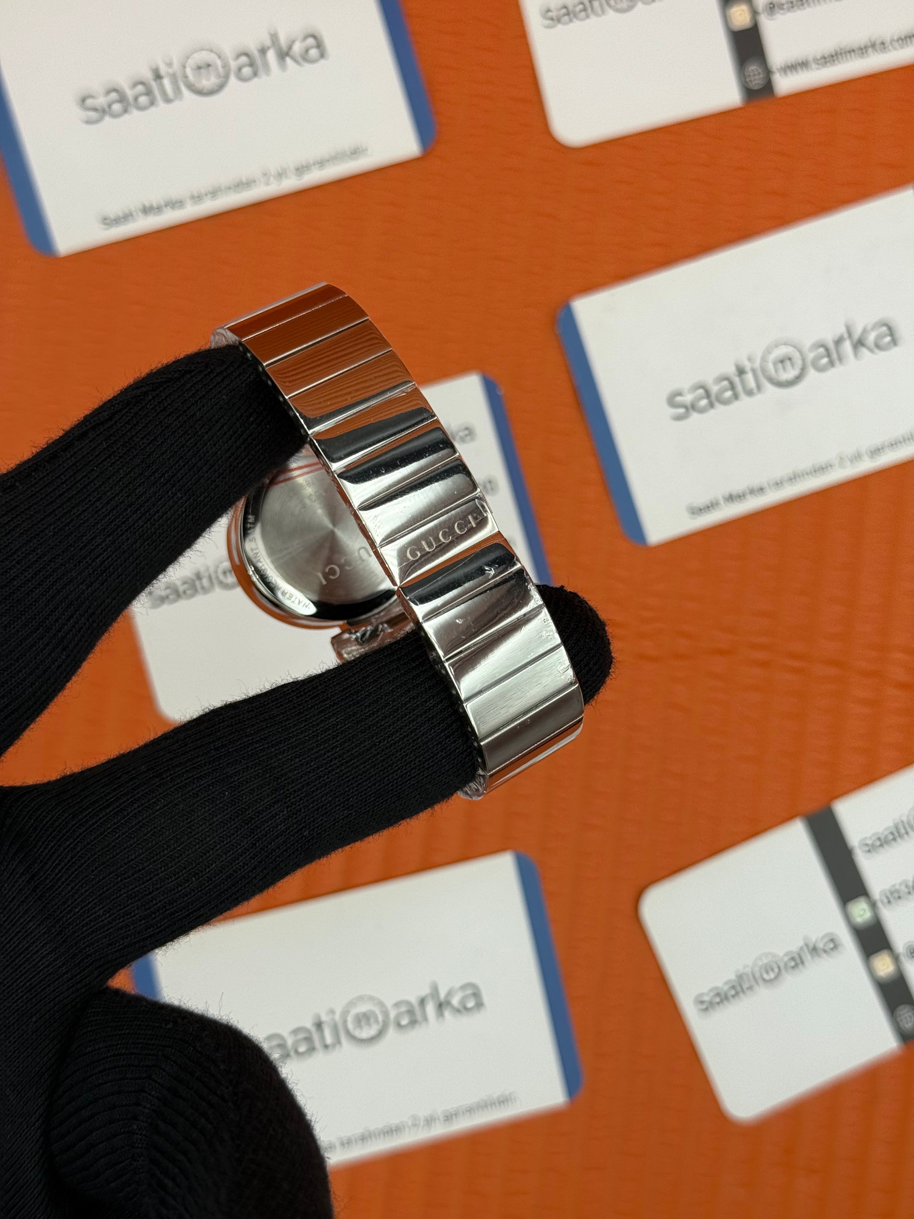 GUCCI sedefli beyaz kadran silver kordon 