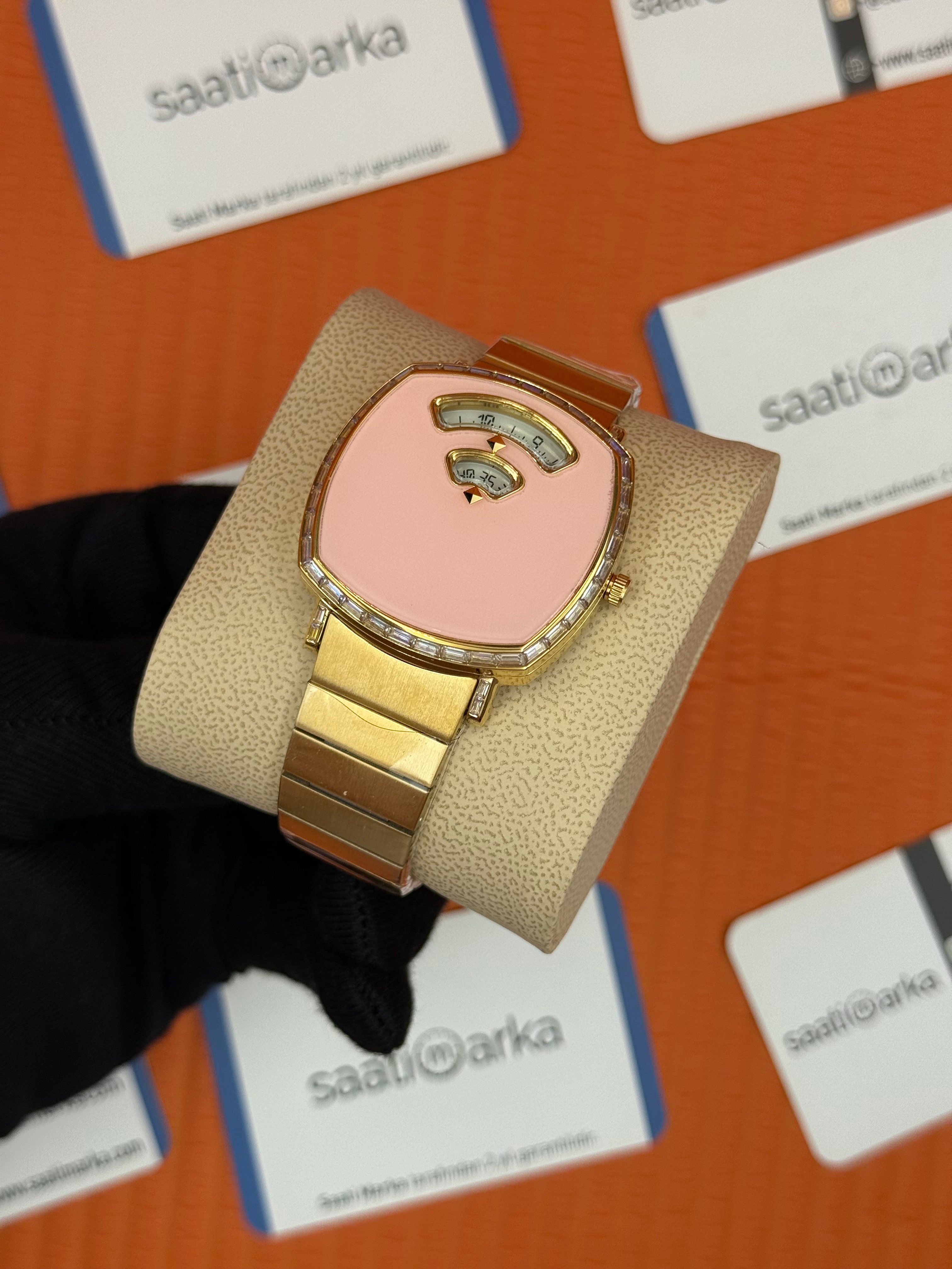 GUCCI GRIP toz pembe kadran gold kordon kadın kol saati