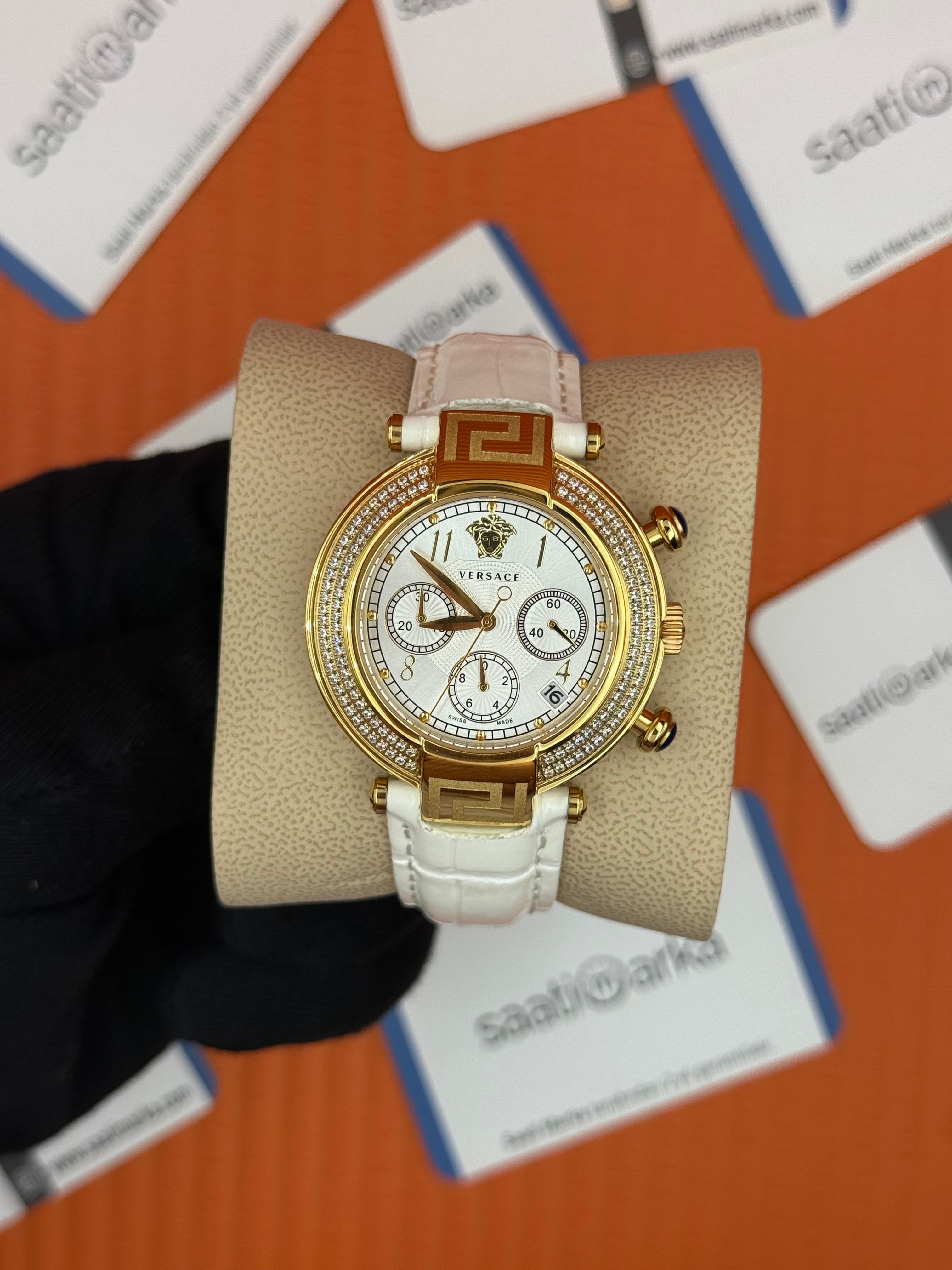 VERSACE taşlı bezel beyaz kadran beyaz deri kordon gold kasa kadın kol saati