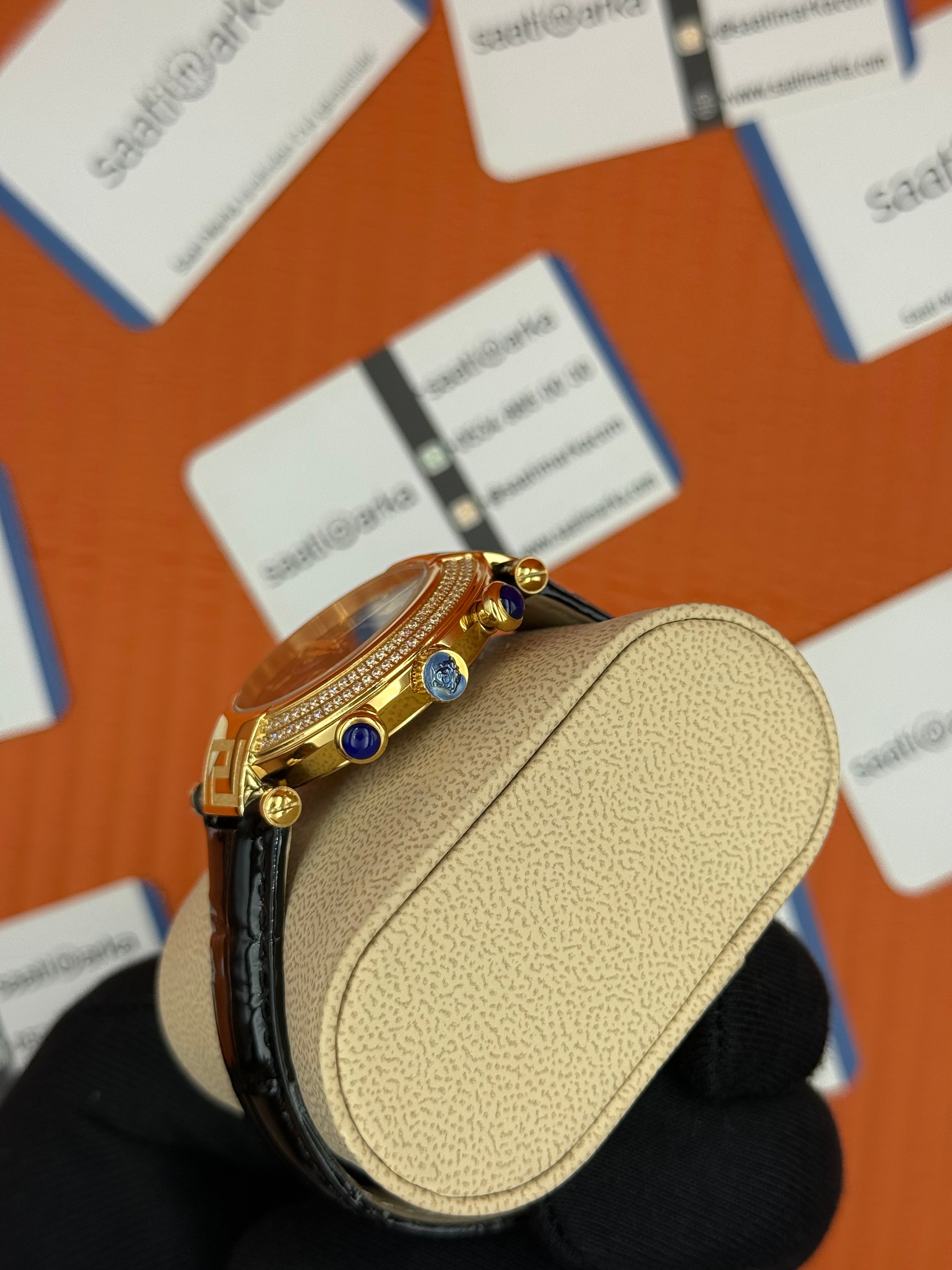VERSACE taşlı bezel siyah kadran siyah deri kordon gold kasa kadın kol saati