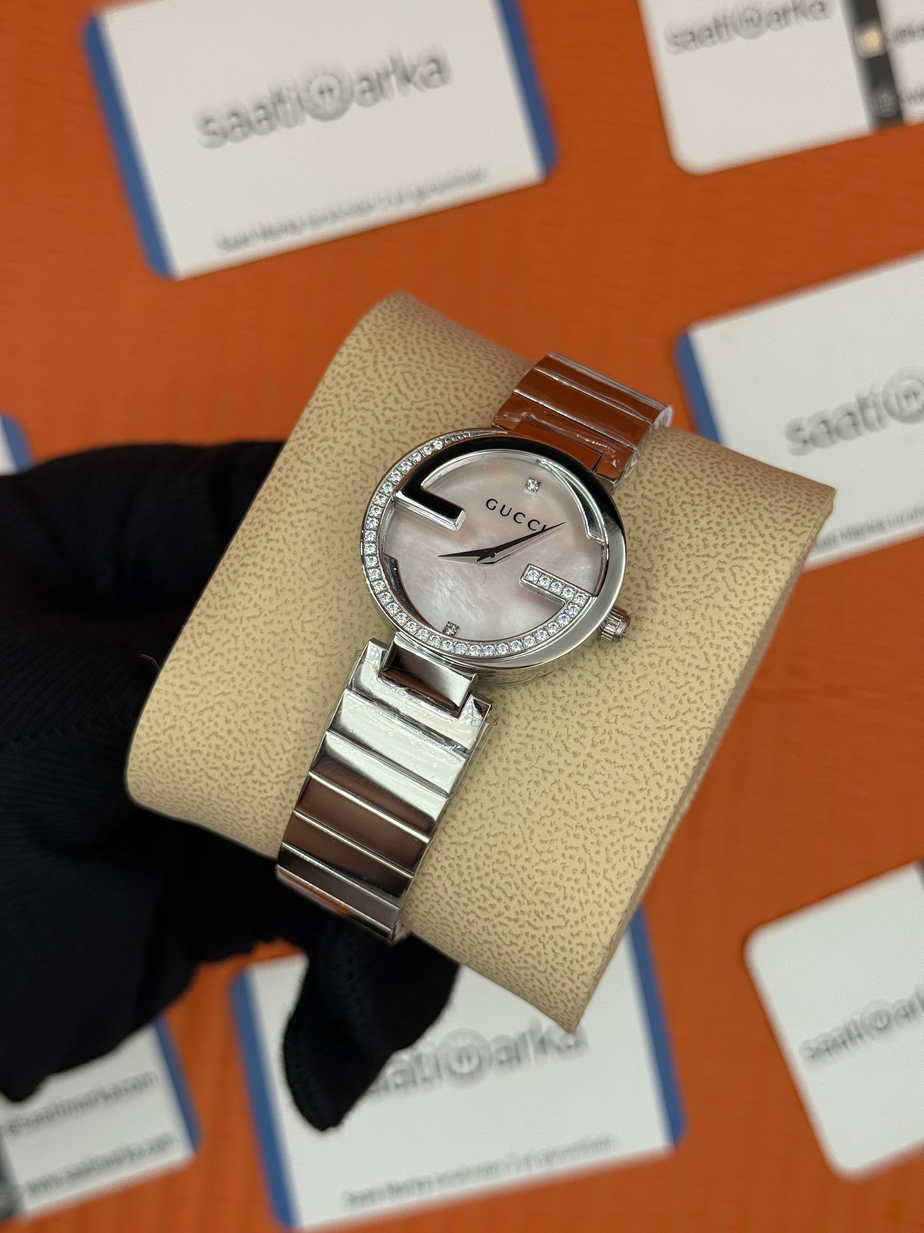 GUCCI sedefli beyaz kadran silver kordon 