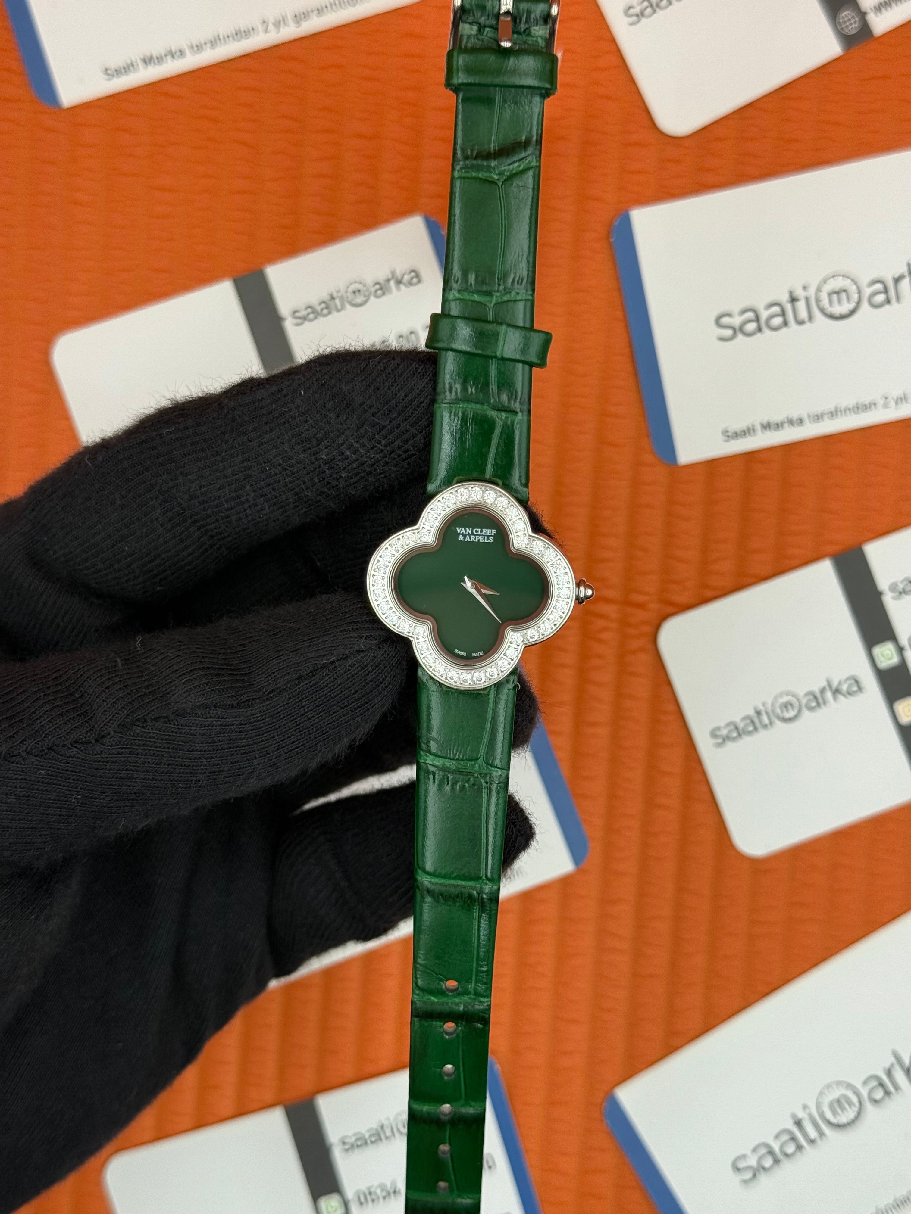 VAN CLEEF yeşil kadran yeşil deri kordon taşlı bezel silver kasa kadın kol saati