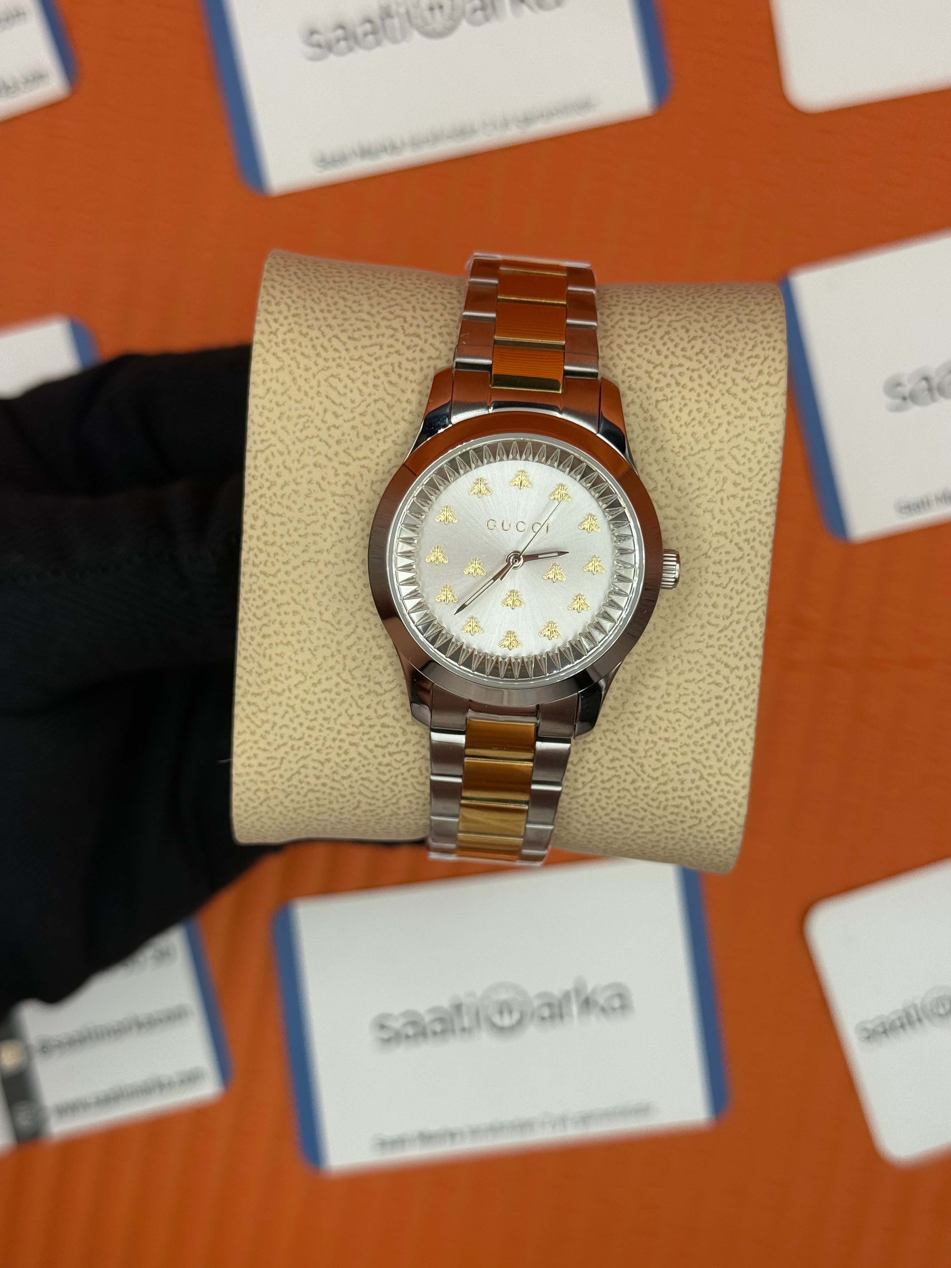 GUCCI beyaz kadran gold silver kasa-kordon kadın kol saati
