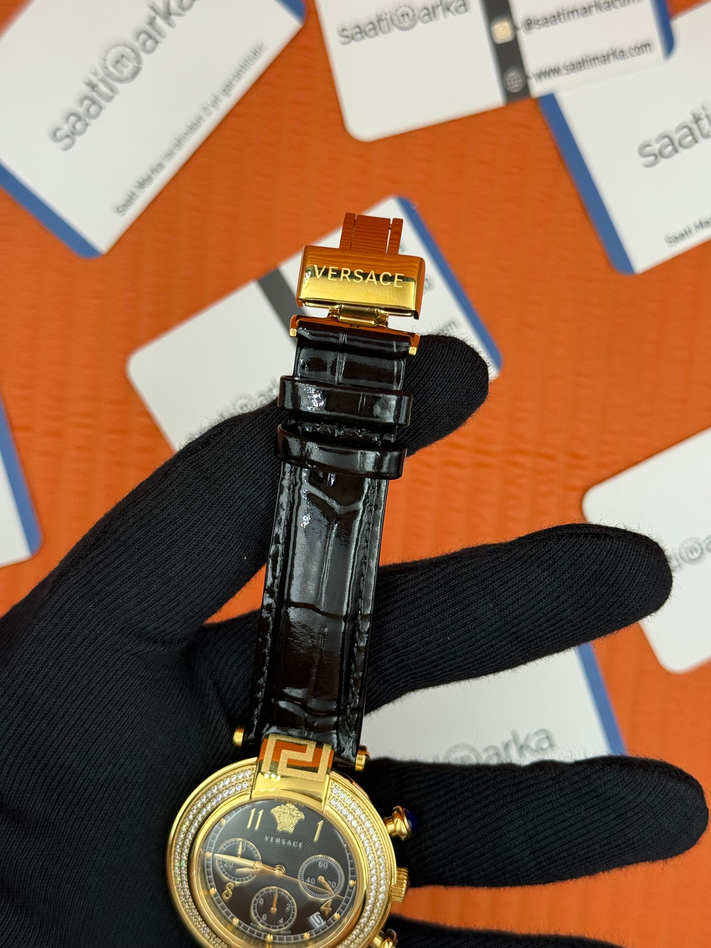 VERSACE taşlı bezel siyah kadran siyah deri kordon gold kasa kadın kol saati