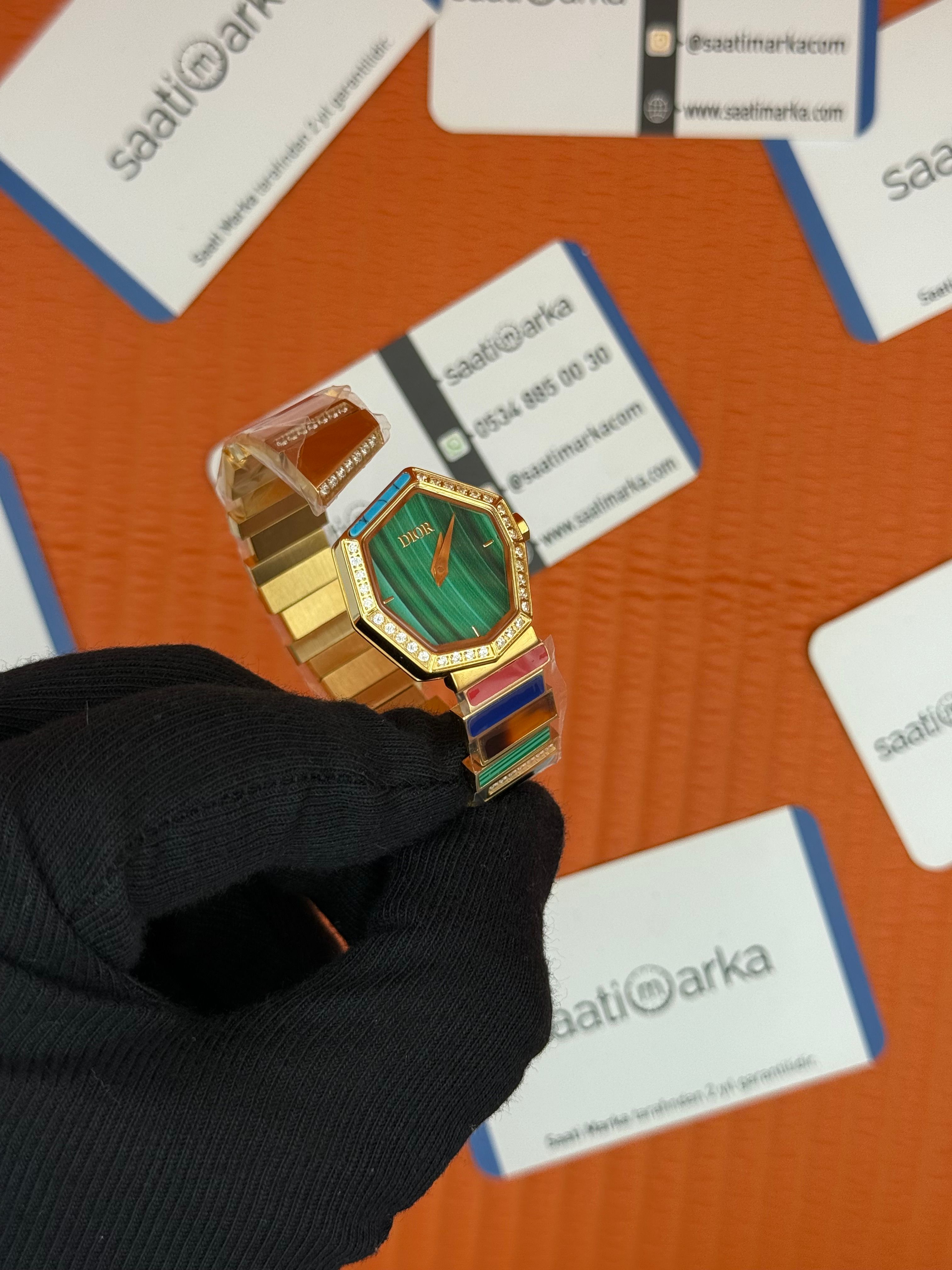 DİOR taşlı bezel yeşil kadran renkli kordon kadın kol saati