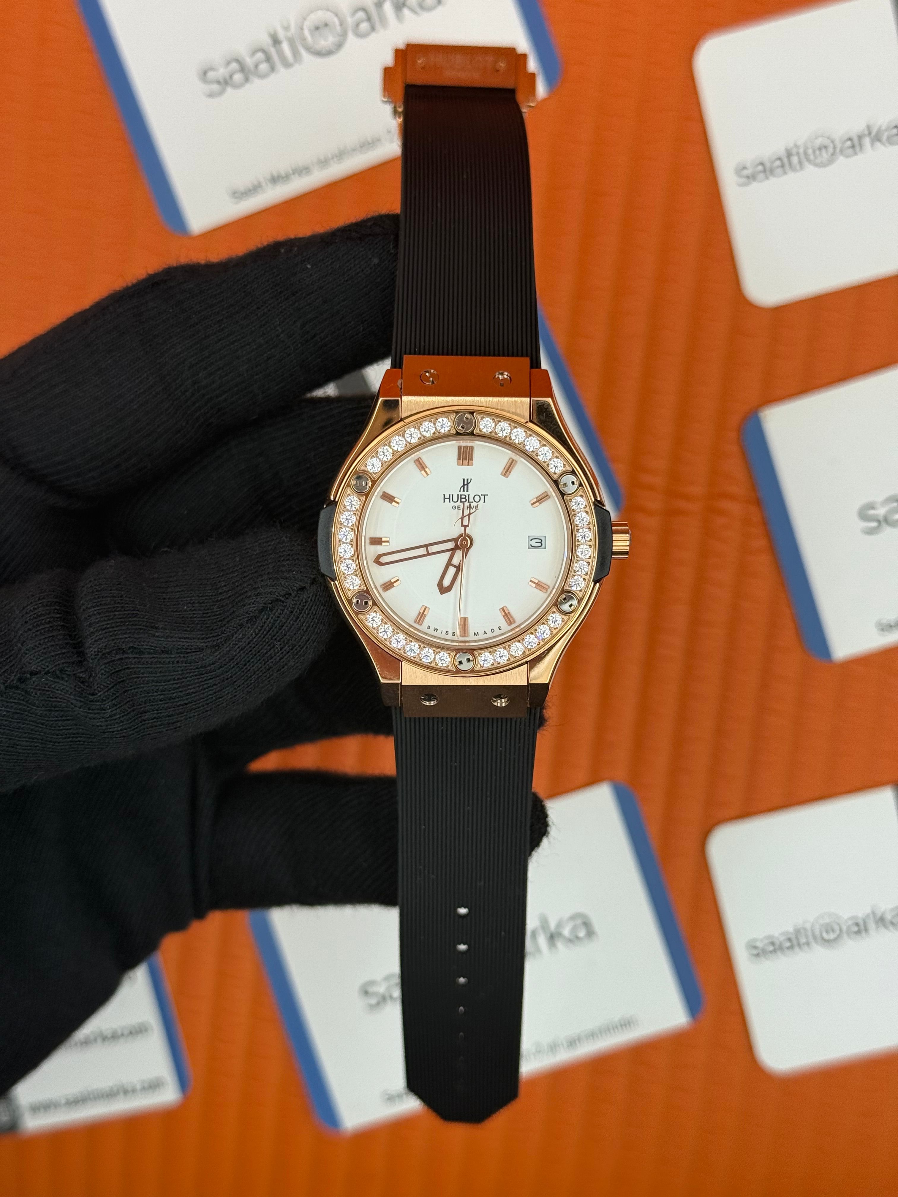 HUBLOT taşlı bezel rose kasa beyaz kadran siyah kauçuk kordon kadın kol saati
