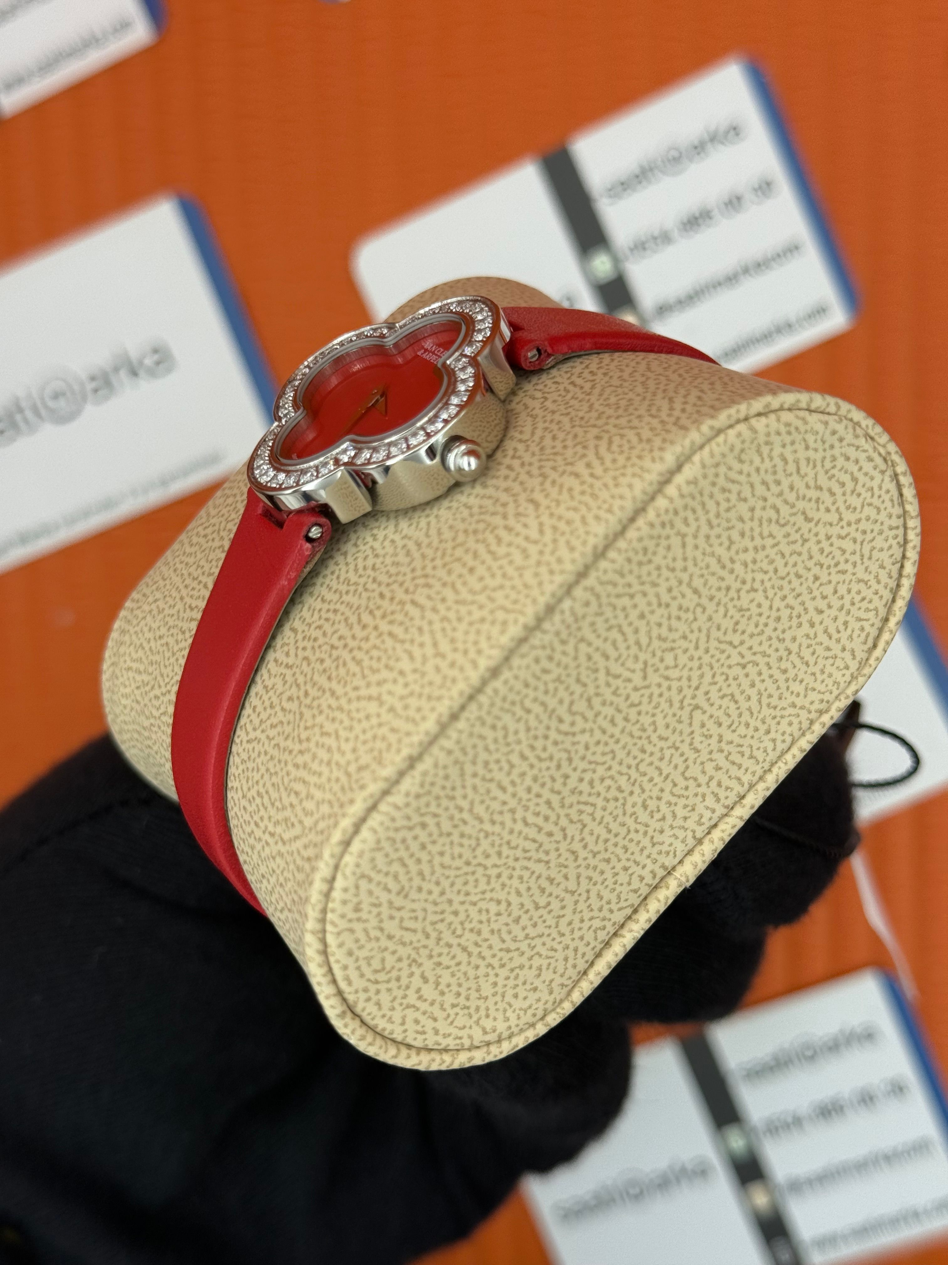 VAN CLEEF kırmızı kadran kırmızı deri kordon taşlı bezel silver kasa kadın kol saati