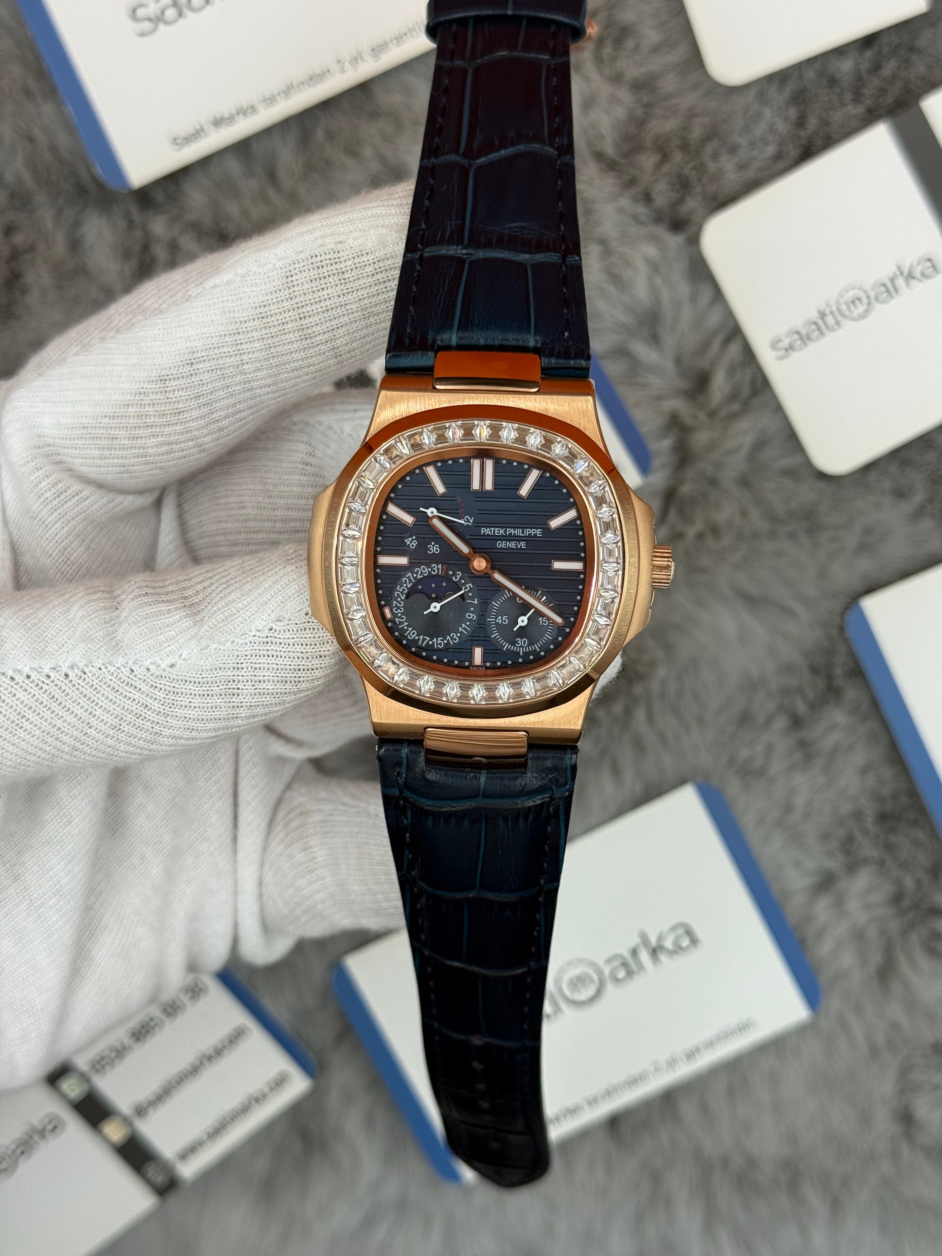 PATEK PHİLİPPE nautilus moontphase 5712 taşlı bezel lacivert kadran lacivert deri kordon rose kasa 40mm erkek kol saati