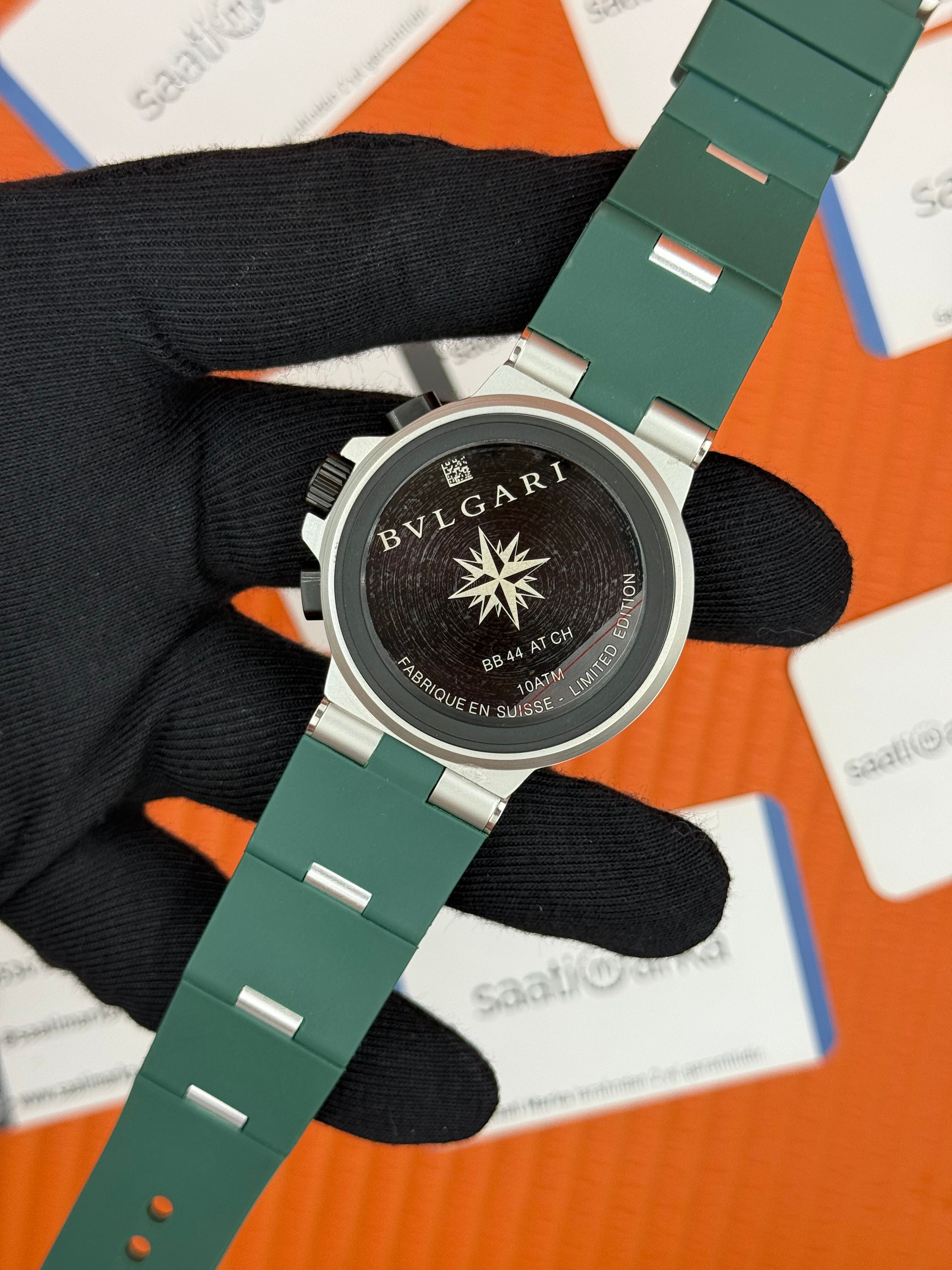 BVLGARI 104076 aluminium kasa yeşil kadran yeşil kauçuk kordon 