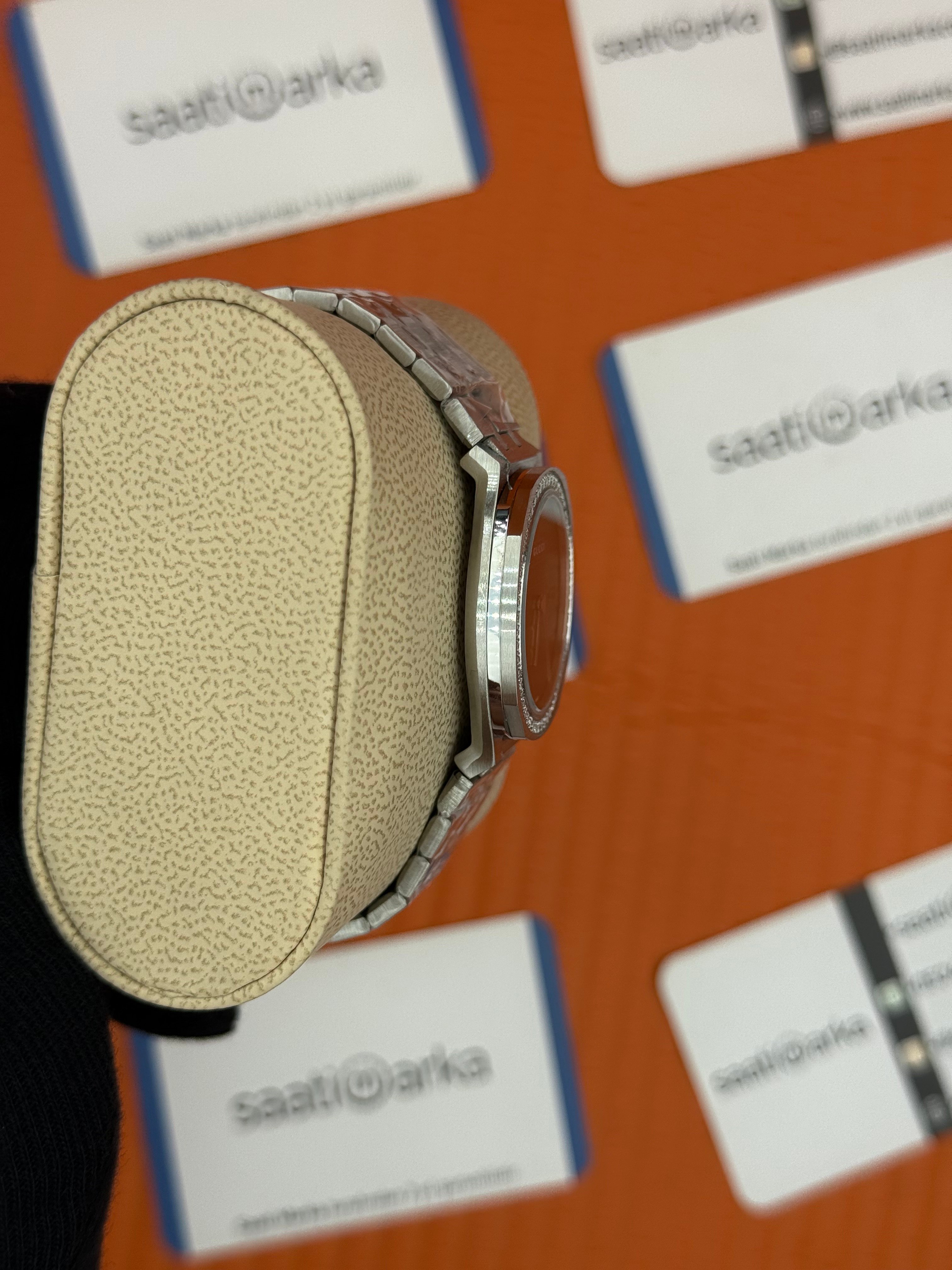 GUCCI siyah kadran taşlı bezel silver kasa kordon kadın kol saati