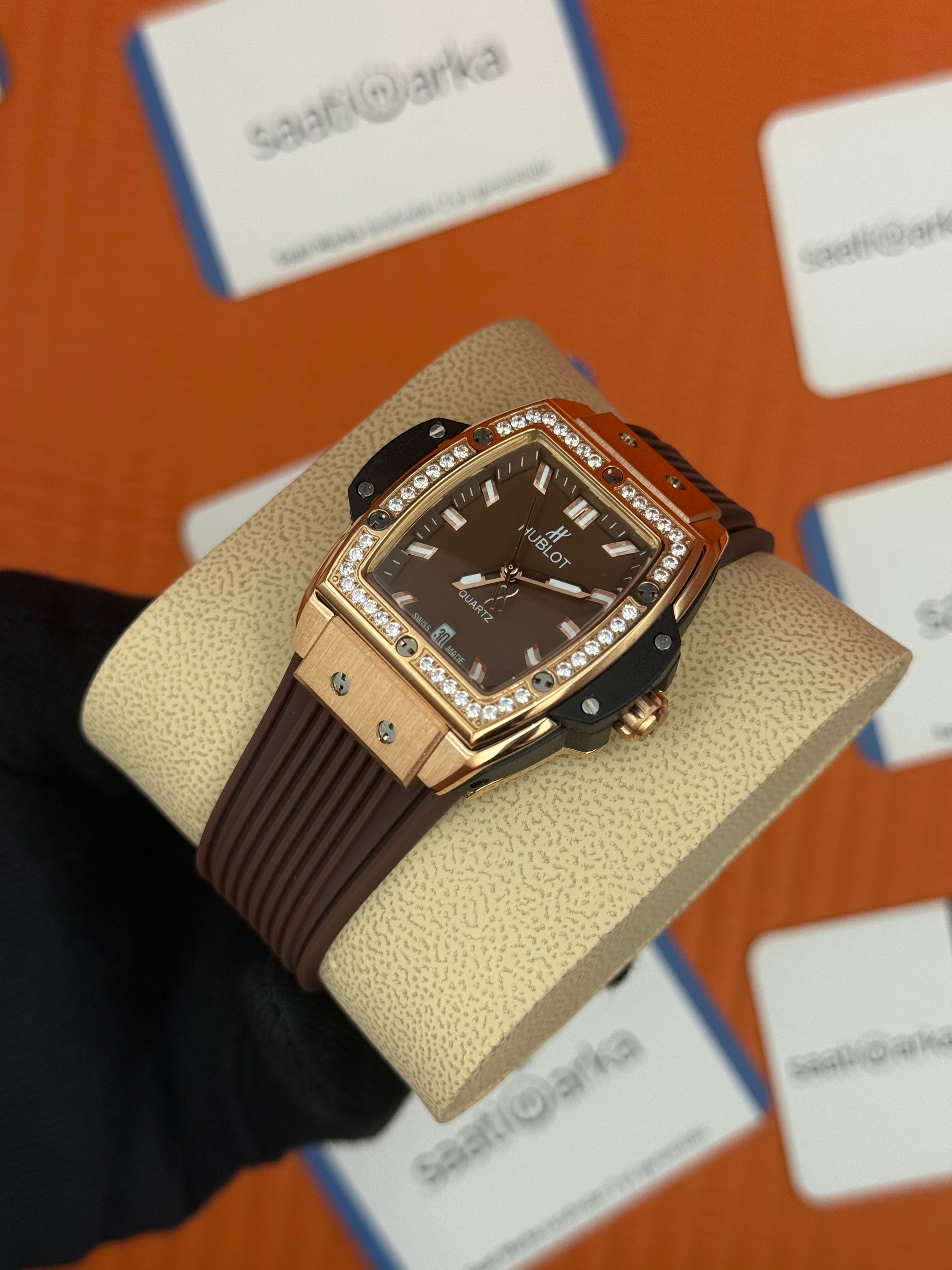 HUBLOT taşlı bezel rose kasa kahverengi kadran kahverengi kauçuk kordon kadın kol saati