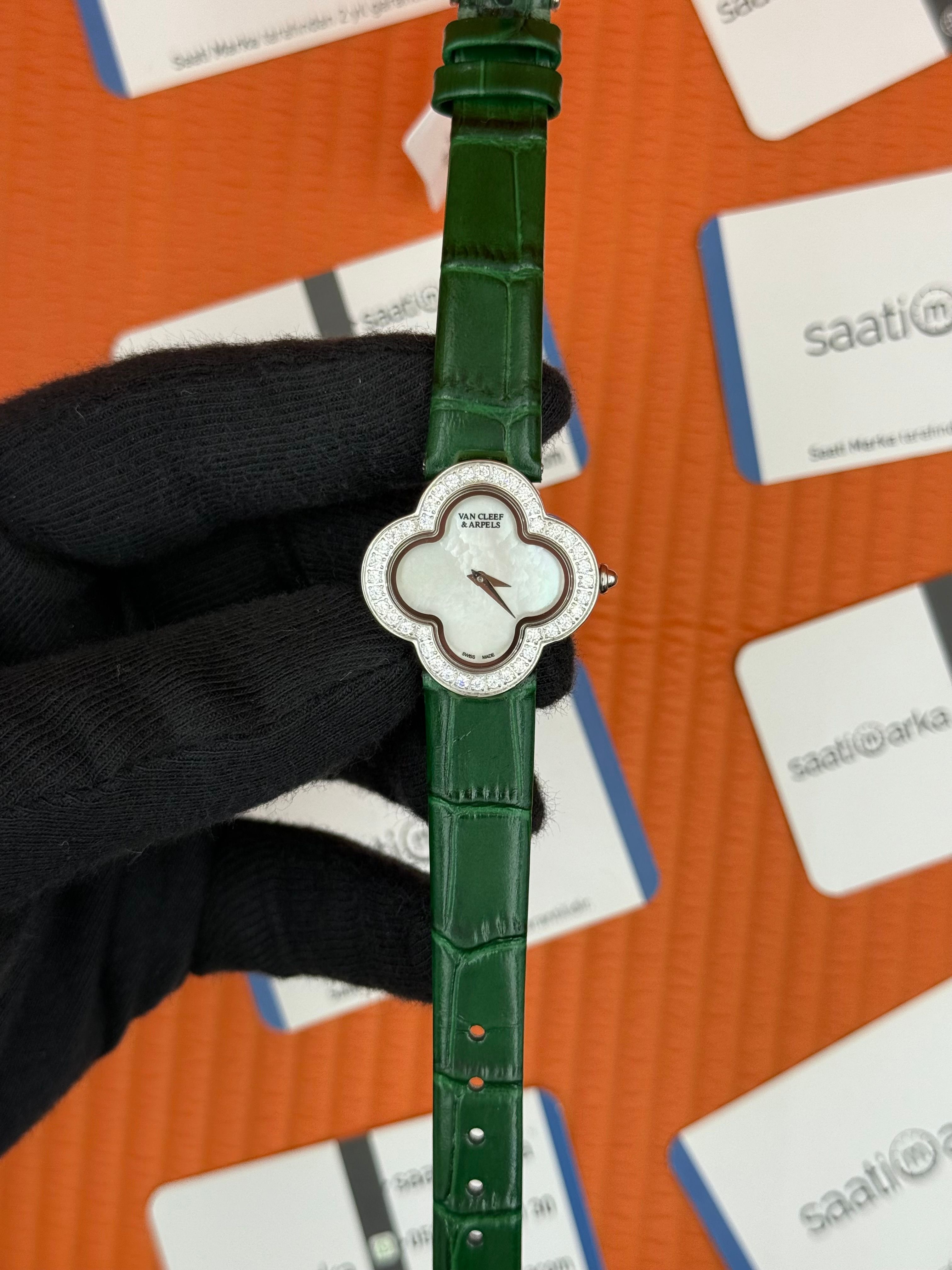 VAN CLEEF beyaz kadran taşlı bezel yeşil deri kordon kadın kol saati