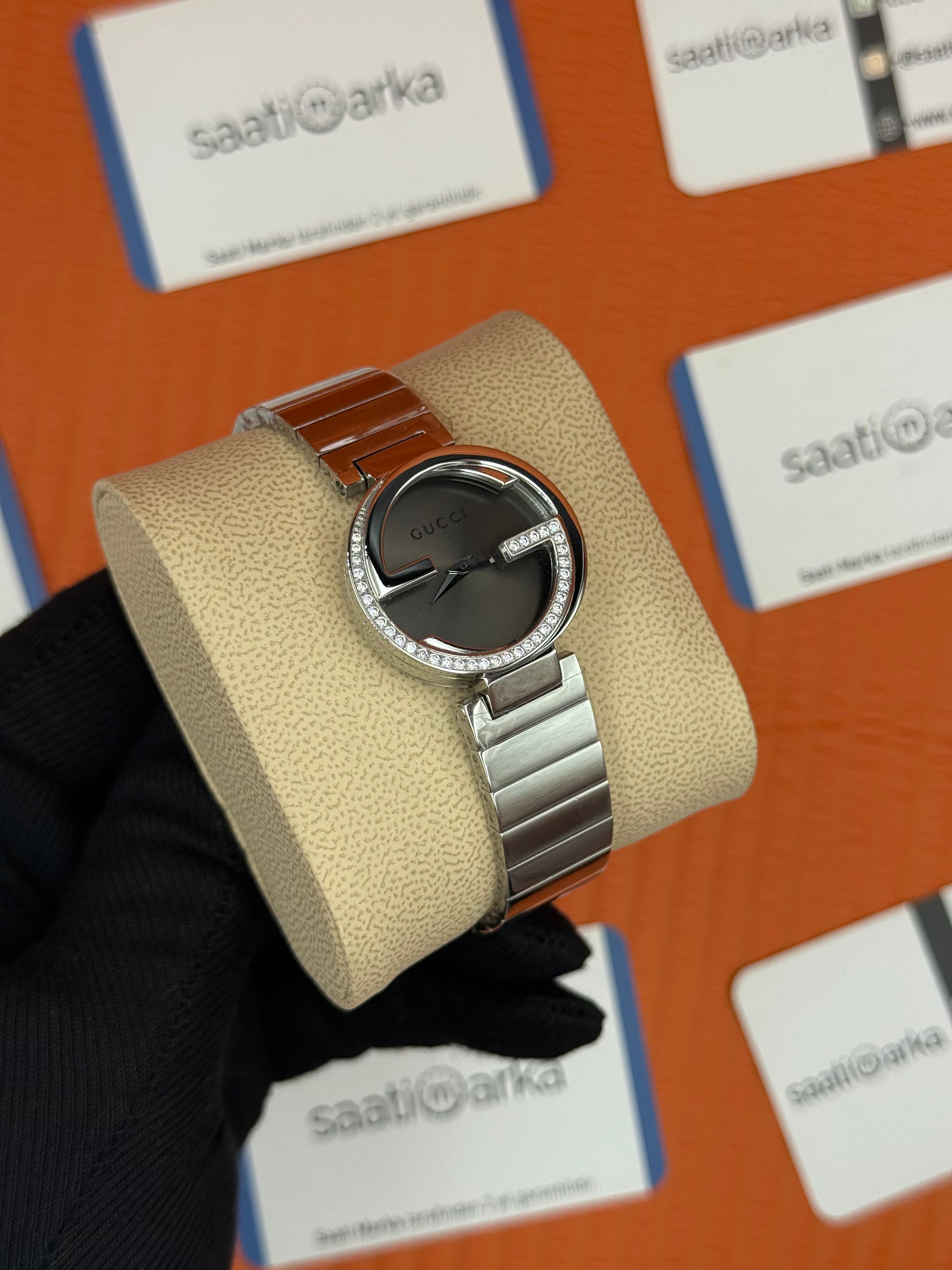 GUCCI antrasit kadran silver kordon taşlı bezel 
