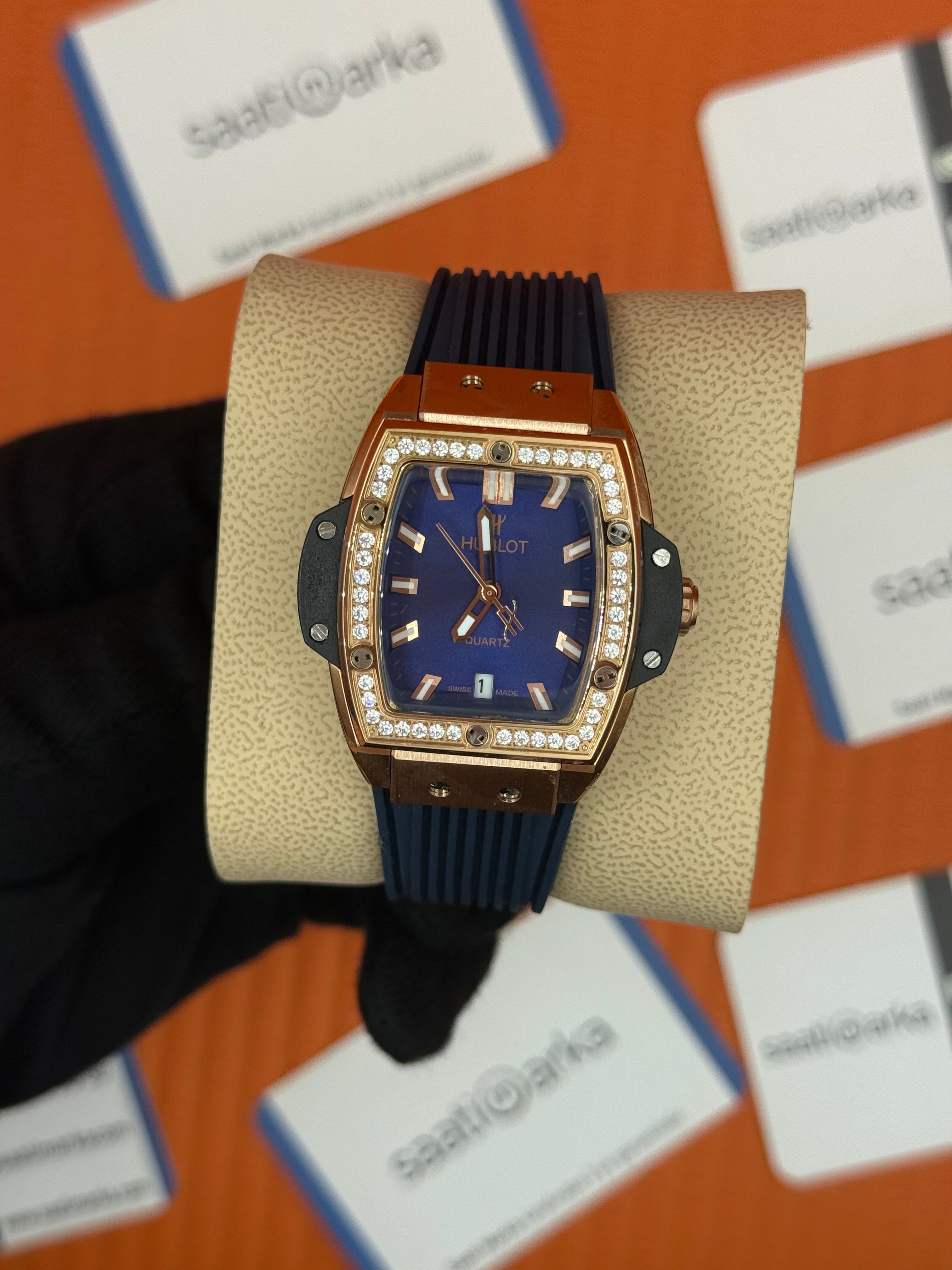 HUBLOT taşlı bezel rose kasa mavi kadran mavi kauçuk kordon kadın kol saati