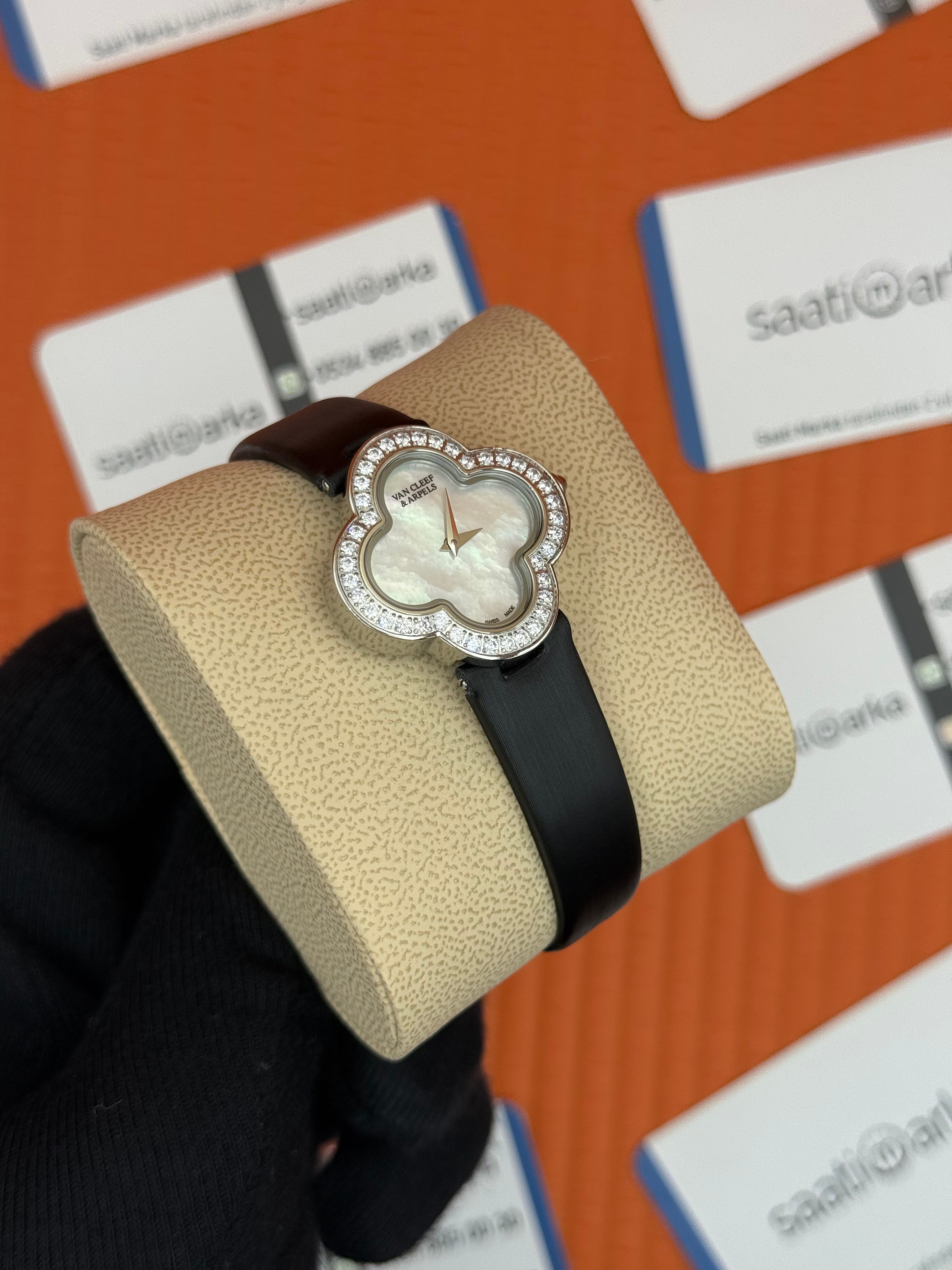 VAN CLEEF beyaz kadran siyah deri kordon taşlı bezel kadın kol saati