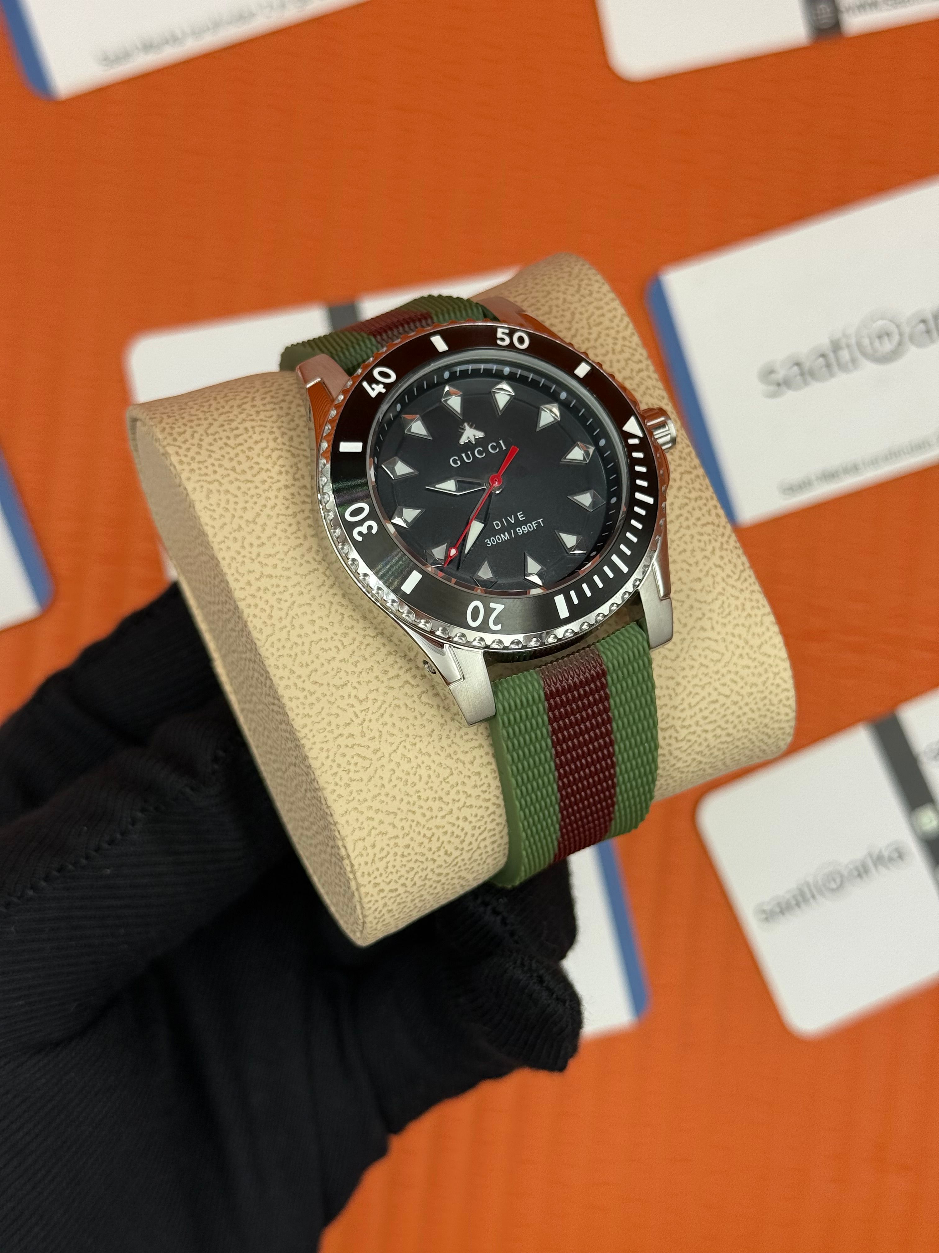 GUCCI DİVE 300M yeşil bordo kanvas kordon siyah kadran çelik kasa erkek kol saati