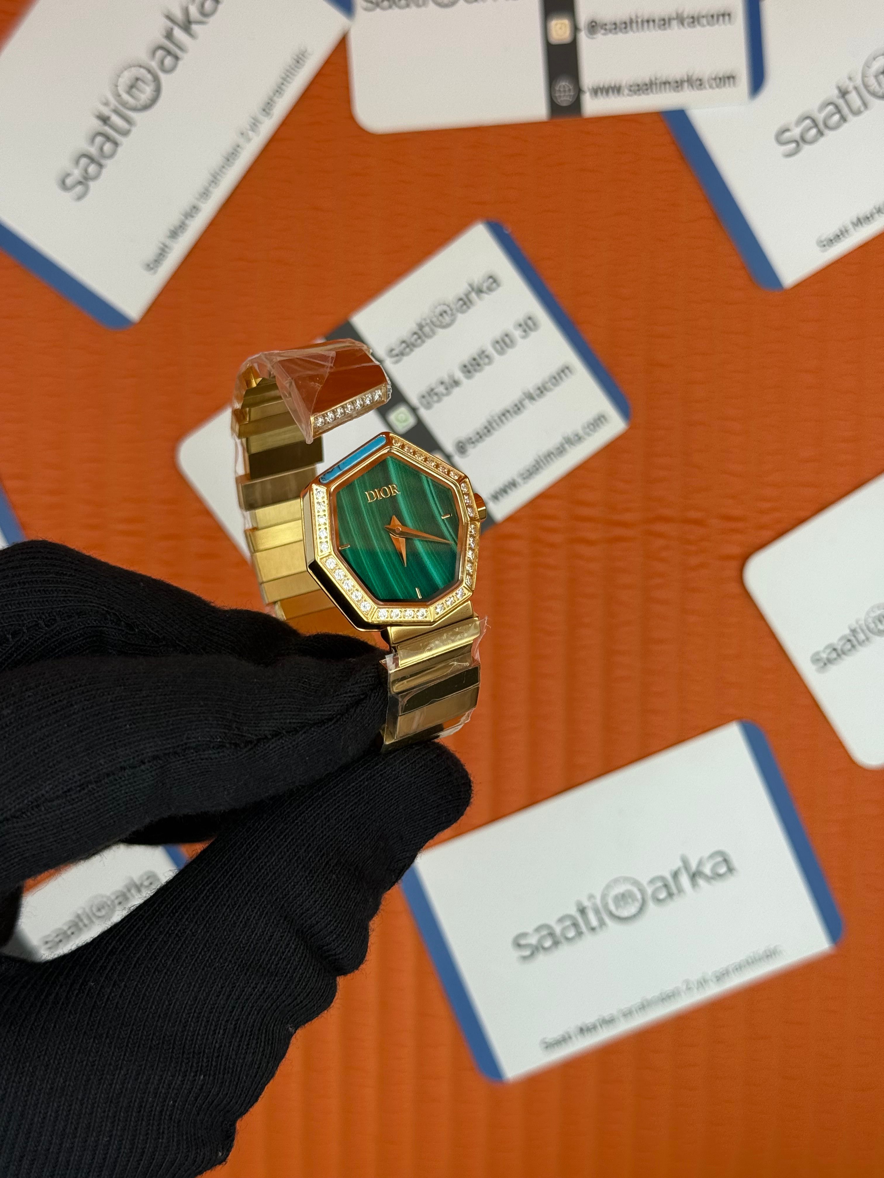DİOR taşlı bezel yeşil kadran gold kasa kordon kadın kol saati