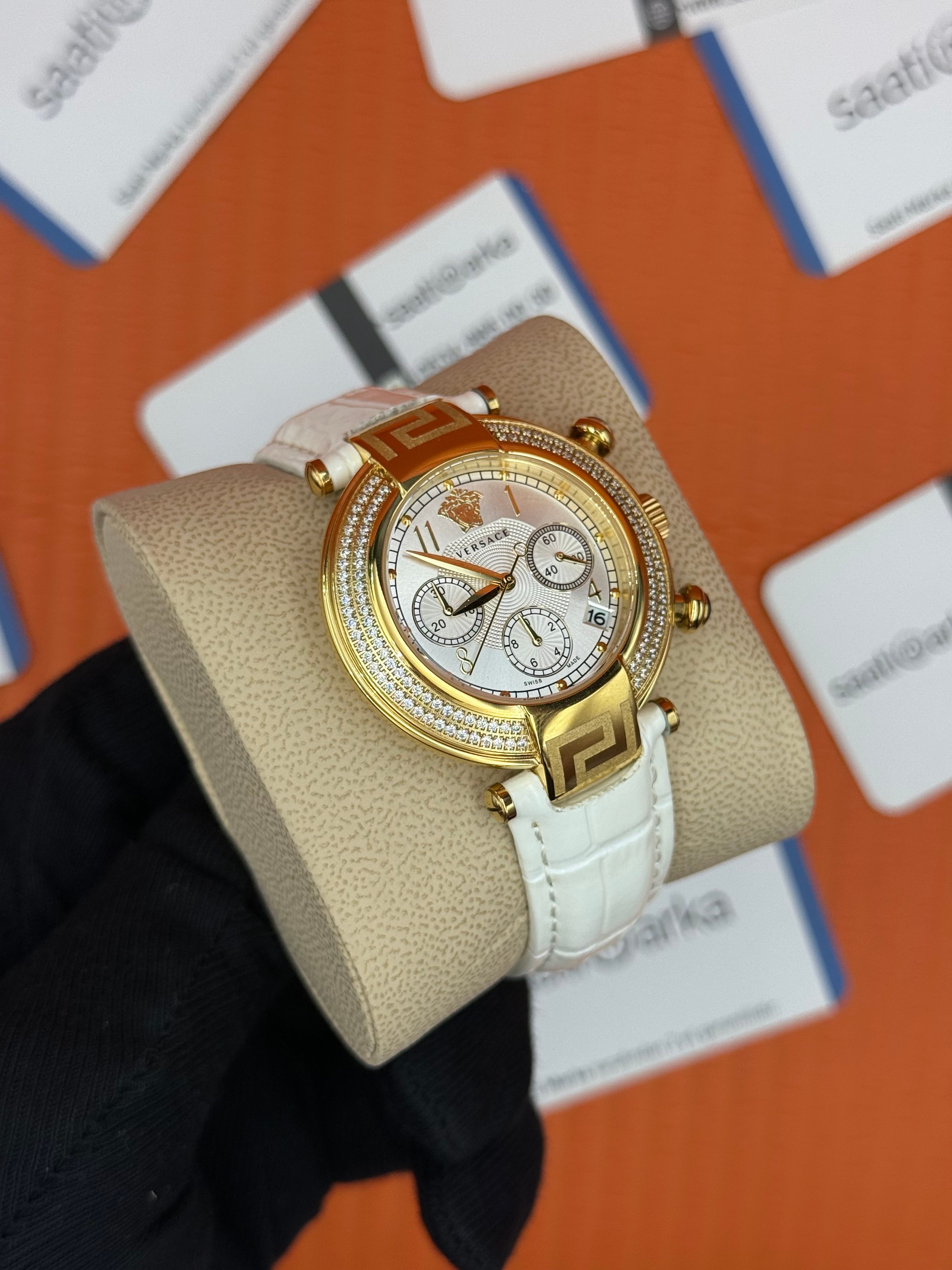 VERSACE taşlı bezel beyaz kadran beyaz deri kordon gold kasa kadın kol saati