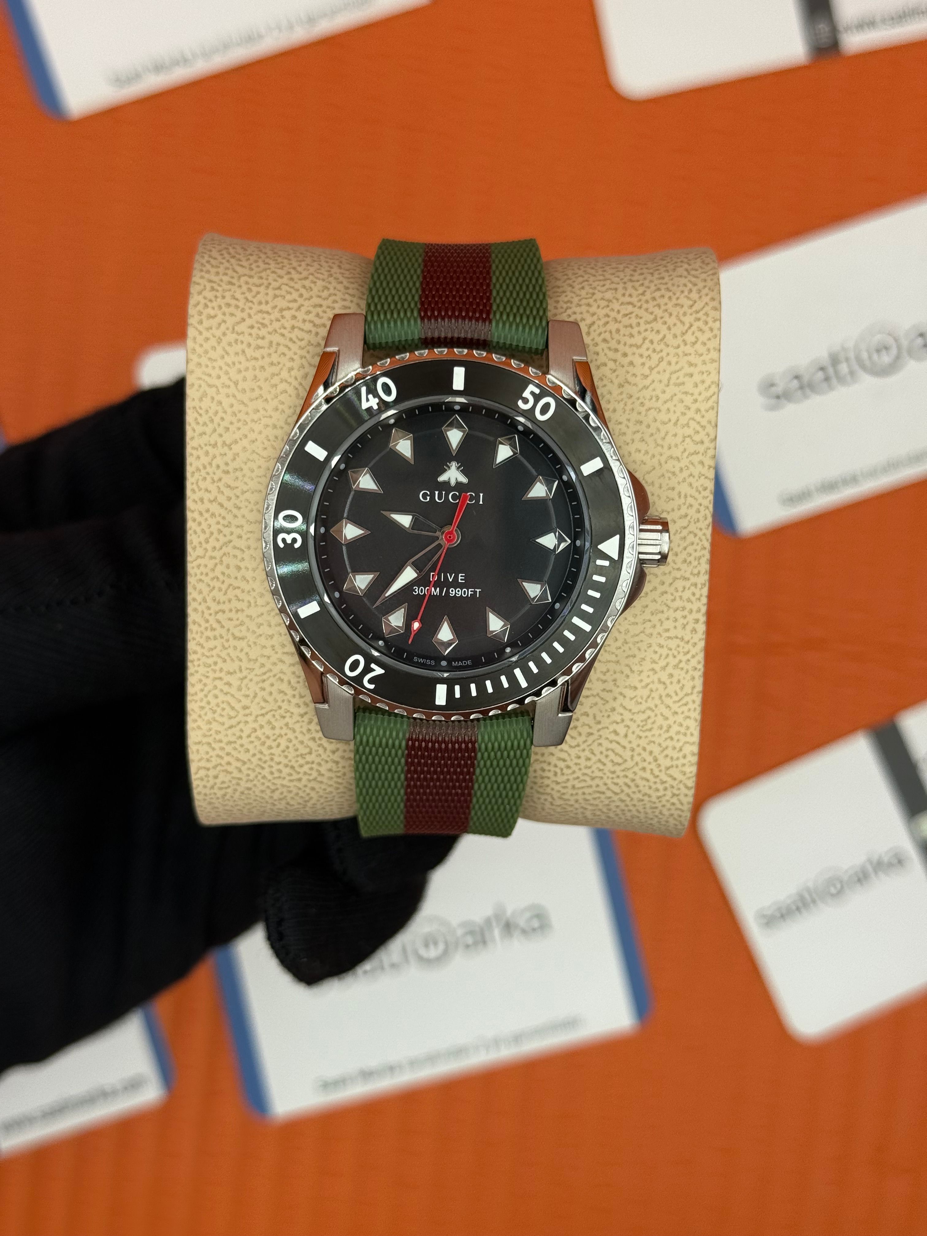 GUCCI DİVE 300M yeşil bordo kanvas kordon siyah kadran çelik kasa erkek kol saati