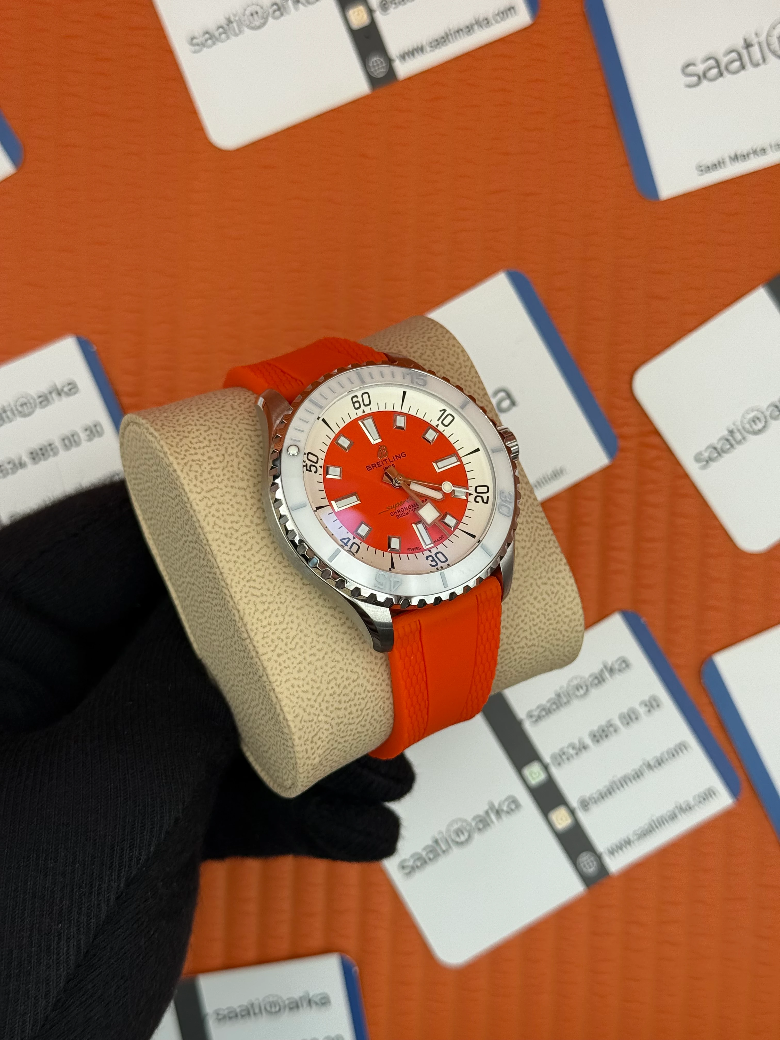 BREITLING Superocean turuncu kauçuk kordon turuncu kadran